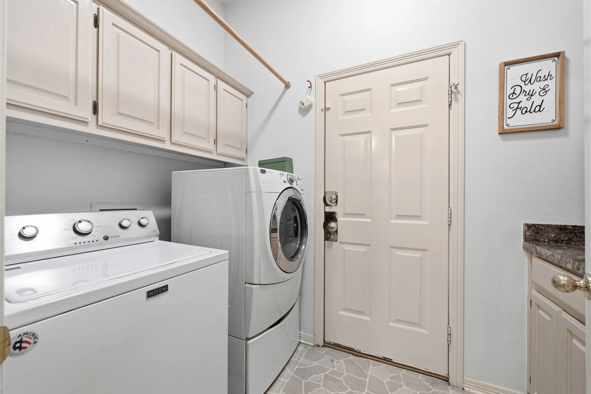 Single Family Residence For Sale in Ellis County , 215 Sioux Drive, Waxahachie, Texas 75165, 3 Bedroom, 2 Bathroom, 2 Garage spaces, 2,405 Sqft, built in 1991, mls#21318246, Real Estate Agent in Waxahachie, Homes For Sale in Ellis county, Homes For Sale in Waxahachie, Realtor in Waxahachie Texas, Real Estate Brokerage Independent Realty Texas, Luminita Cordes Realtor