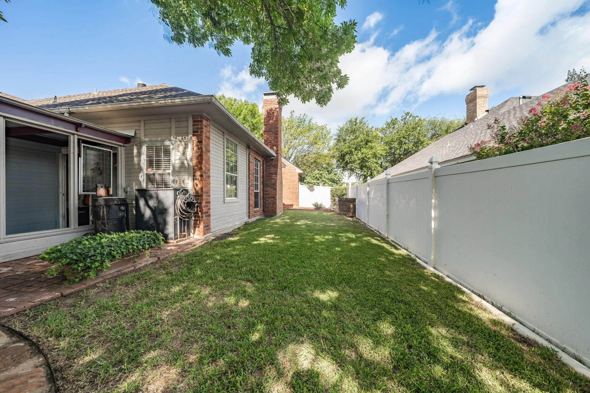 Single Family Residence For Sale in Ellis County , 215 Sioux Drive, Waxahachie, Texas 75165, 3 Bedroom, 2 Bathroom, 2 Garage spaces, 2,405 Sqft, built in 1991, mls#21318246, Real Estate Agent in Waxahachie, Homes For Sale in Ellis county, Homes For Sale in Waxahachie, Realtor in Waxahachie Texas, Real Estate Brokerage Independent Realty Texas, Luminita Cordes Realtor