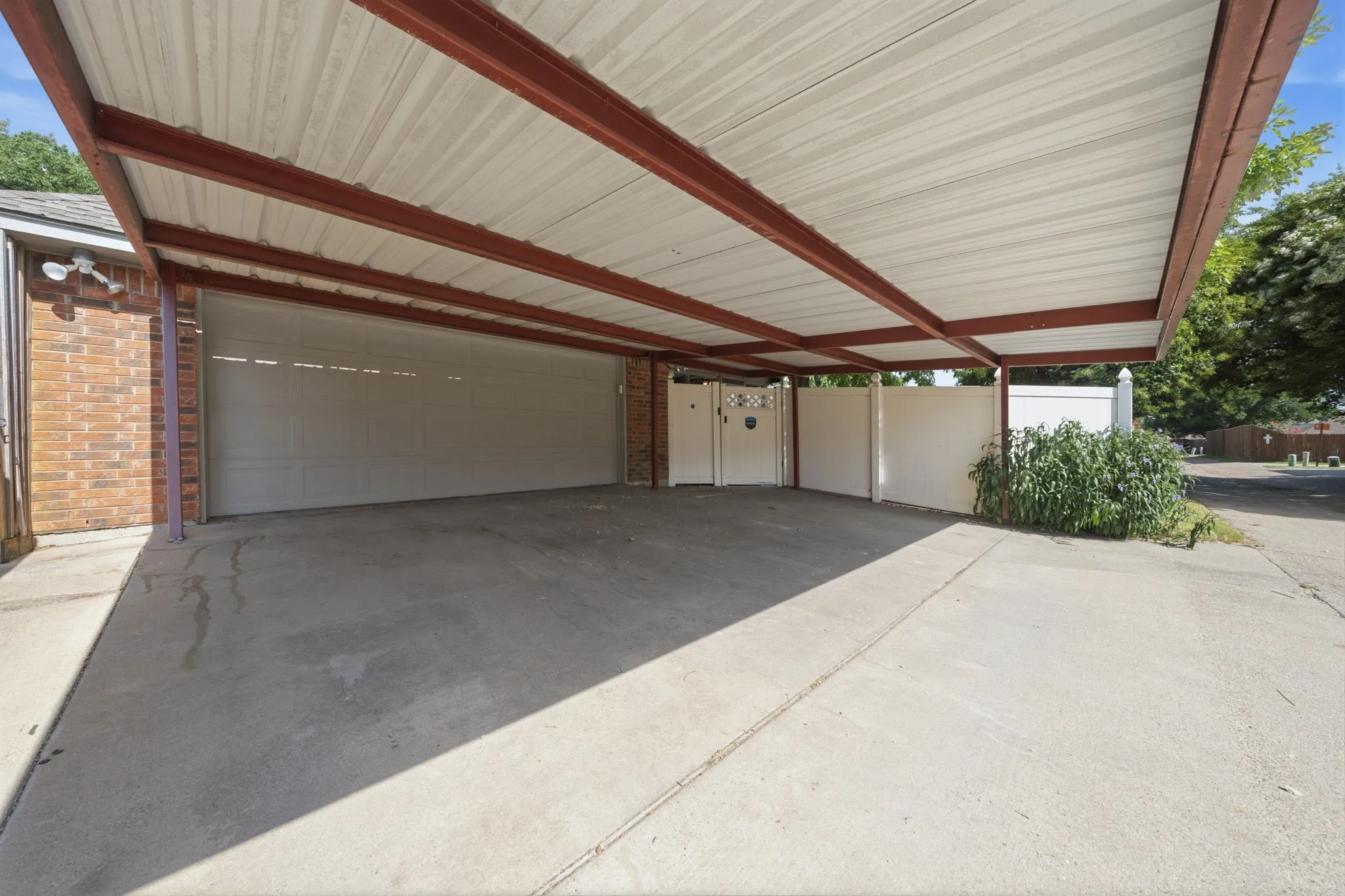 Single Family Residence For Sale in Ellis County , 215 Sioux Drive, Waxahachie, Texas 75165, 3 Bedroom, 2 Bathroom, 2 Garage spaces, 2,405 Sqft, built in 1991, mls#21318246, Real Estate Agent in Waxahachie, Homes For Sale in Ellis county, Homes For Sale in Waxahachie, Realtor in Waxahachie Texas, Real Estate Brokerage Independent Realty Texas, Luminita Cordes Realtor