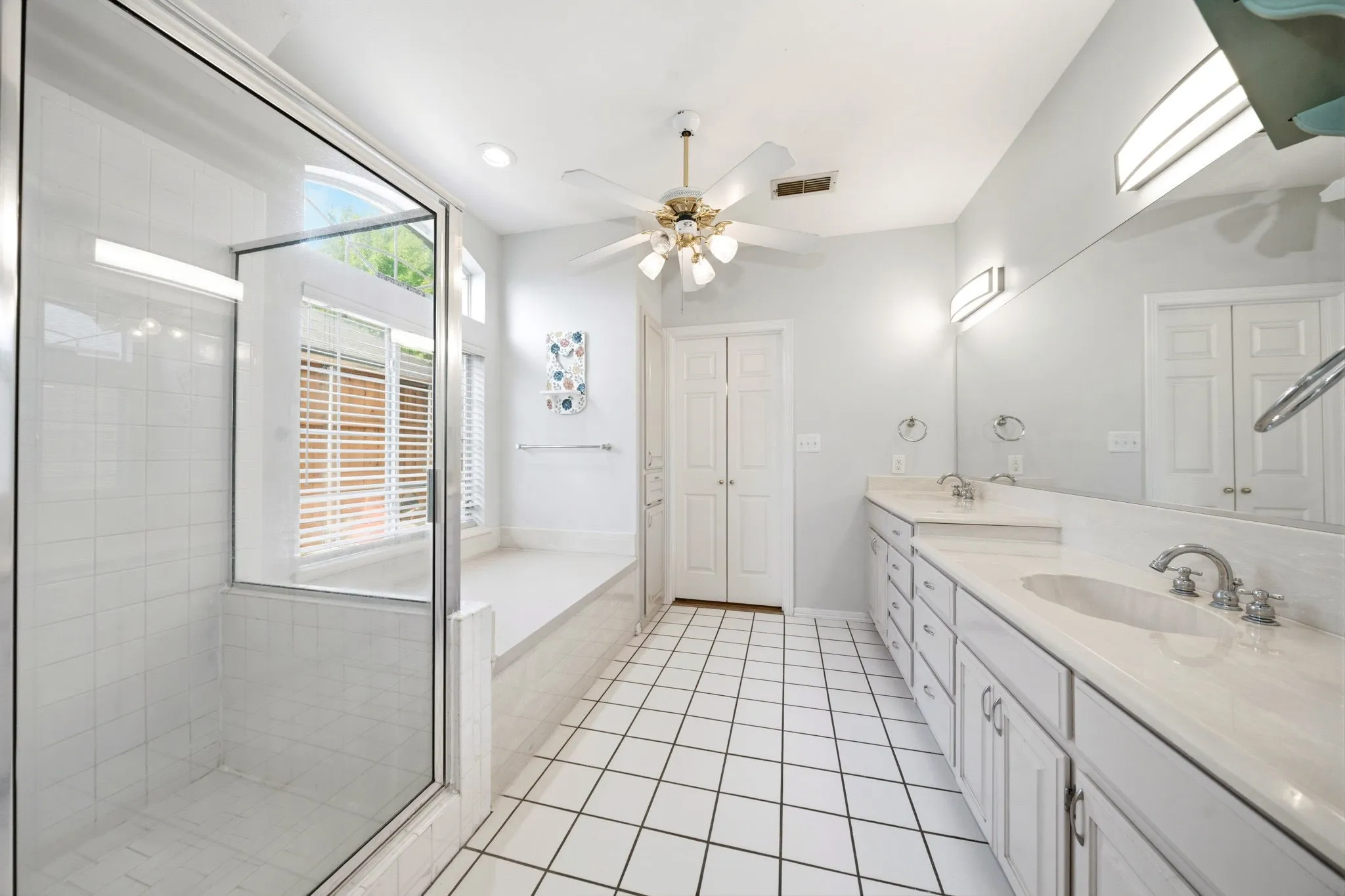 Single Family Residence For Sale in Ellis County , 215 Sioux Drive, Waxahachie, Texas 75165, 3 Bedroom, 2 Bathroom, 2 Garage spaces, 2,405 Sqft, built in 1991, mls#21318246, Real Estate Agent in Waxahachie, Homes For Sale in Ellis county, Homes For Sale in Waxahachie, Realtor in Waxahachie Texas, Real Estate Brokerage Independent Realty Texas, Luminita Cordes Realtor