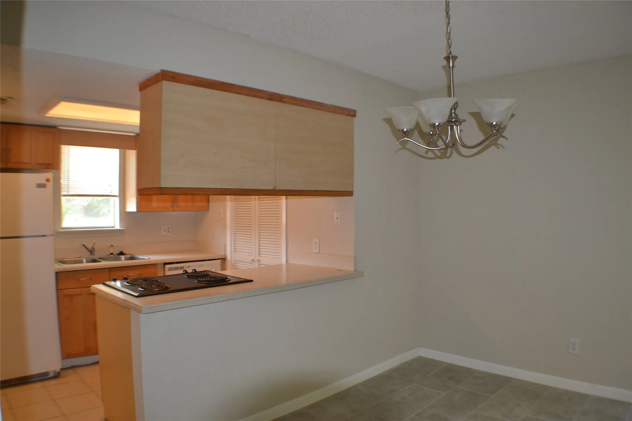 Townhouse For Rent in Dallas County , 5616 Harvest Hill Road, Dallas, Texas 75230, 2 Bedrooms, 3 Bathrooms, Garage spaces, 1,323 Sqft, built in 1970, Price $1,995, mls#21324321, Real Estate Agent in Dallas, Homes For Rent in Dallas county, Homes For Rent in Dallas, Realtor in Dallas Texas, Real Estate Brokerage Independent Realty Texas, Luminita Cordes Realtor