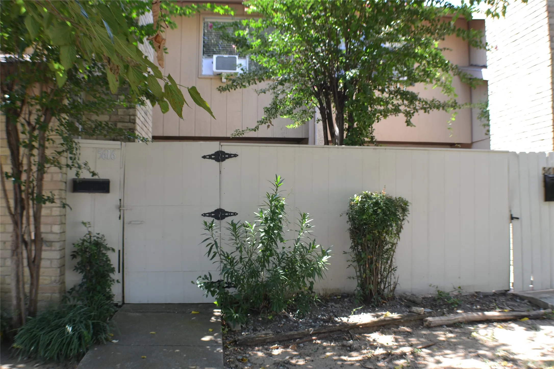 Townhouse For Rent in Dallas County , 5616 Harvest Hill Road, Dallas, Texas 75230, 2 Bedrooms, 3 Bathrooms, Garage spaces, 1,323 Sqft, built in 1970, Price $1,995, mls#21324321, Real Estate Agent in Dallas, Homes For Rent in Dallas county, Homes For Rent in Dallas, Realtor in Dallas Texas, Real Estate Brokerage Independent Realty Texas, Luminita Cordes Realtor