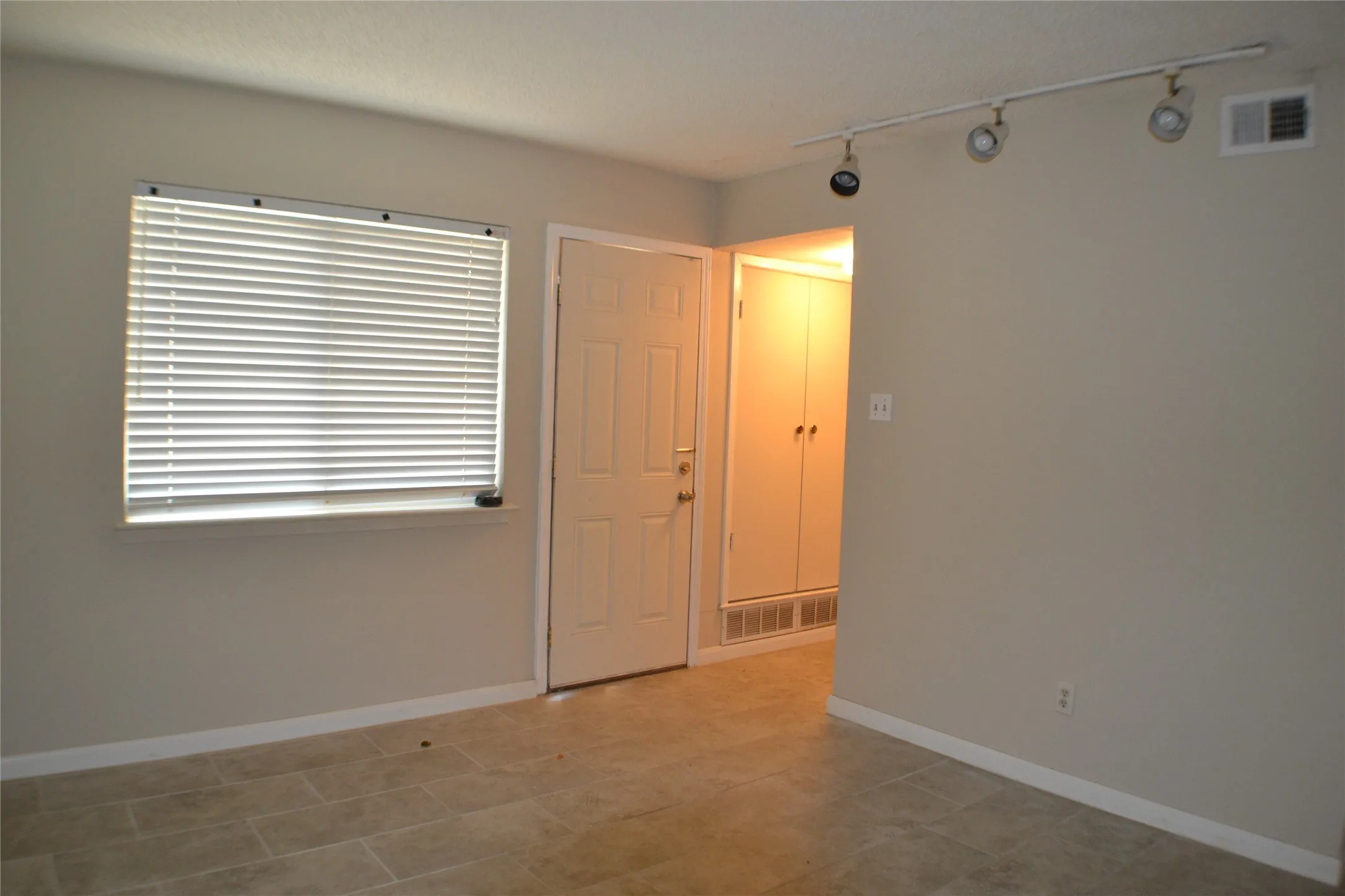 Townhouse For Rent in Dallas County , 5616 Harvest Hill Road, Dallas, Texas 75230, 2 Bedrooms, 3 Bathrooms, Garage spaces, 1,323 Sqft, built in 1970, Price $1,995, mls#21324321, Real Estate Agent in Dallas, Homes For Rent in Dallas county, Homes For Rent in Dallas, Realtor in Dallas Texas, Real Estate Brokerage Independent Realty Texas, Luminita Cordes Realtor