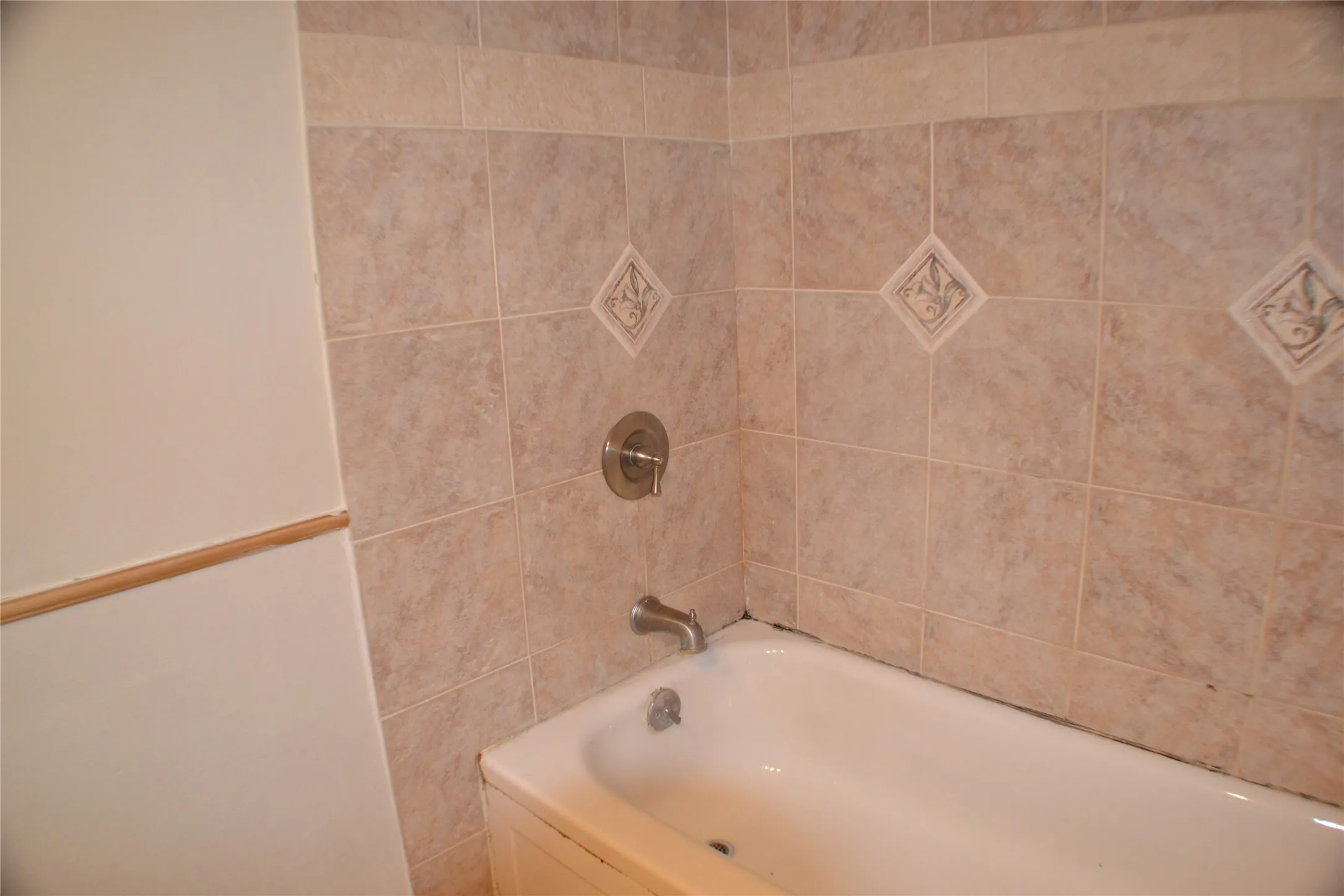Townhouse For Rent in Dallas County , 5616 Harvest Hill Road, Dallas, Texas 75230, 2 Bedrooms, 3 Bathrooms, Garage spaces, 1,323 Sqft, built in 1970, Price $1,995, mls#21324321, Real Estate Agent in Dallas, Homes For Rent in Dallas county, Homes For Rent in Dallas, Realtor in Dallas Texas, Real Estate Brokerage Independent Realty Texas, Luminita Cordes Realtor