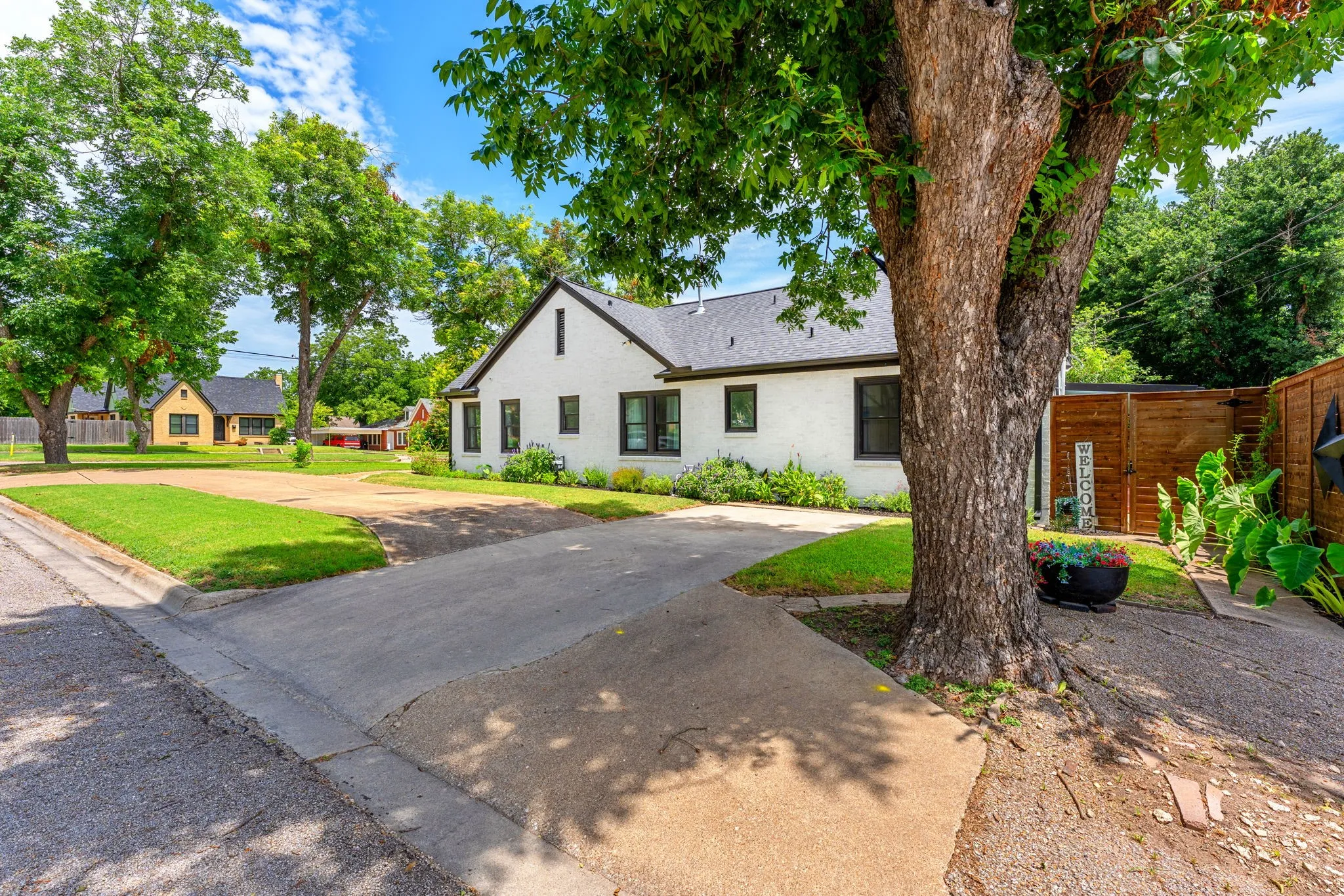 Single Family Residence For Sale in Bell County , 1501 N 5th Street, Temple, Texas 76501, 3 Bedroom, 2 Bathroom, Garage spaces, 2,520 Sqft, built in 1939, mls#21323985, Real Estate Agent in Temple, Homes For Sale in Bell county, Homes For Sale in Temple, Realtor in Temple Texas, Real Estate Brokerage Independent Realty Texas, Luminita Cordes Realtor