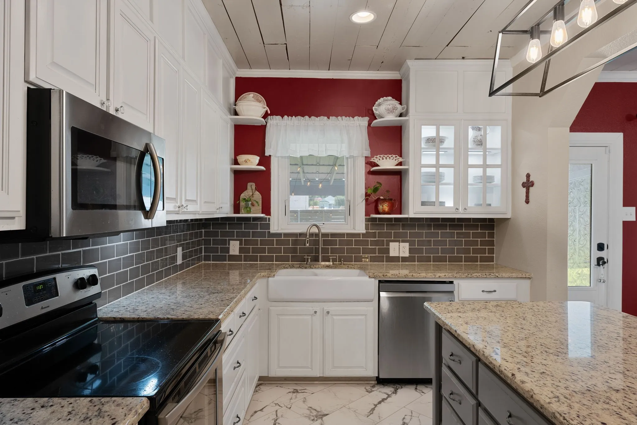 Single Family Residence For Sale in Bell County , 1501 N 5th Street, Temple, Texas 76501, 3 Bedroom, 2 Bathroom, Garage spaces, 2,520 Sqft, built in 1939, mls#21323985, Real Estate Agent in Temple, Homes For Sale in Bell county, Homes For Sale in Temple, Realtor in Temple Texas, Real Estate Brokerage Independent Realty Texas, Luminita Cordes Realtor