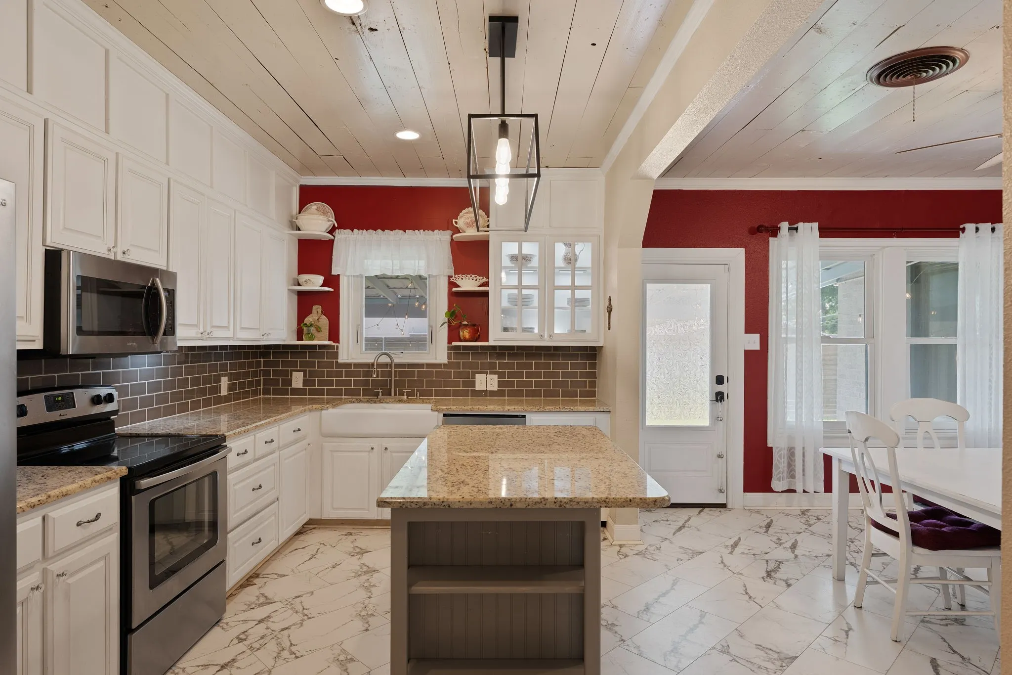 Single Family Residence For Sale in Bell County , 1501 N 5th Street, Temple, Texas 76501, 3 Bedroom, 2 Bathroom, Garage spaces, 2,520 Sqft, built in 1939, mls#21323985, Real Estate Agent in Temple, Homes For Sale in Bell county, Homes For Sale in Temple, Realtor in Temple Texas, Real Estate Brokerage Independent Realty Texas, Luminita Cordes Realtor