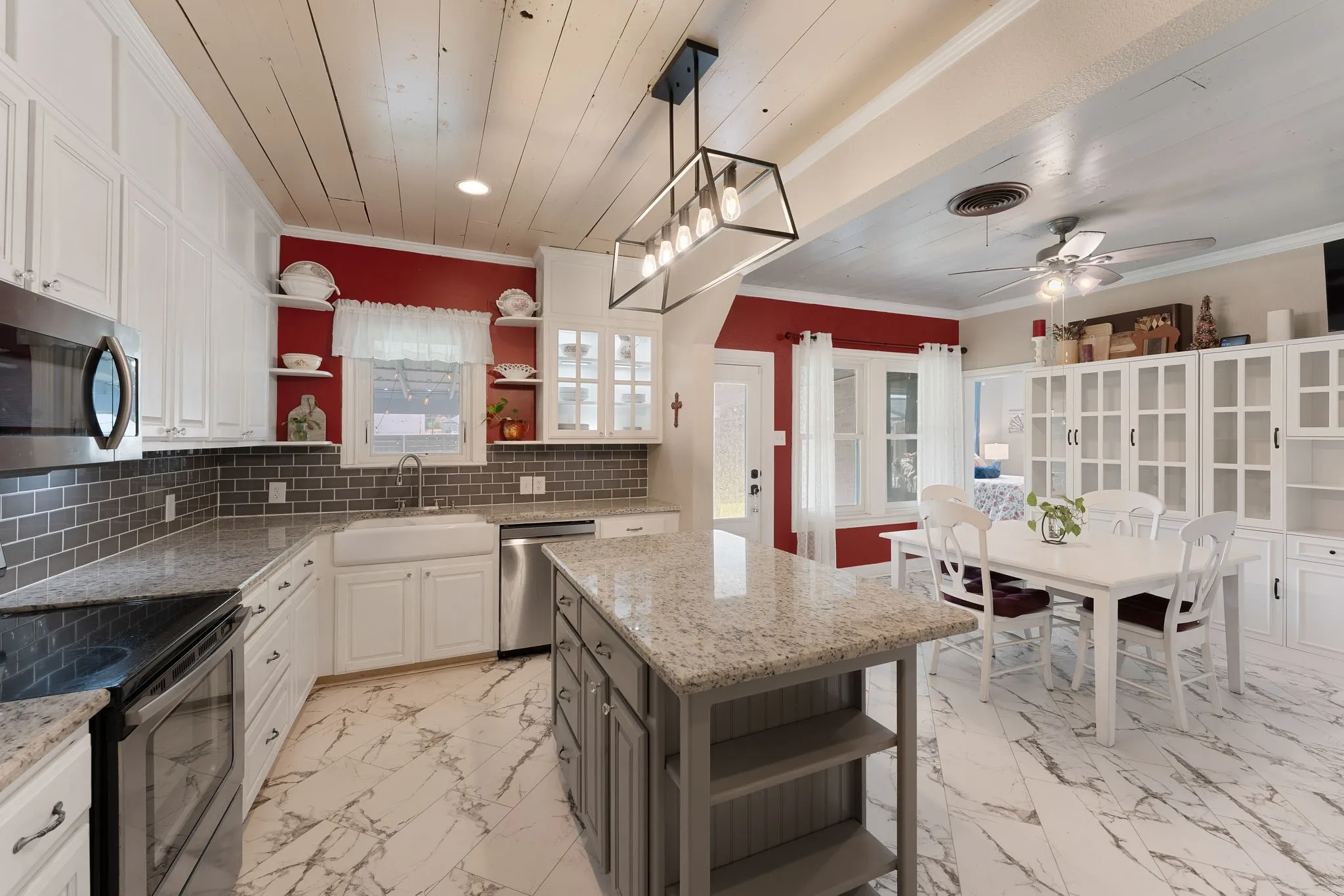 Single Family Residence For Sale in Bell County , 1501 N 5th Street, Temple, Texas 76501, 3 Bedroom, 2 Bathroom, Garage spaces, 2,520 Sqft, built in 1939, mls#21323985, Real Estate Agent in Temple, Homes For Sale in Bell county, Homes For Sale in Temple, Realtor in Temple Texas, Real Estate Brokerage Independent Realty Texas, Luminita Cordes Realtor