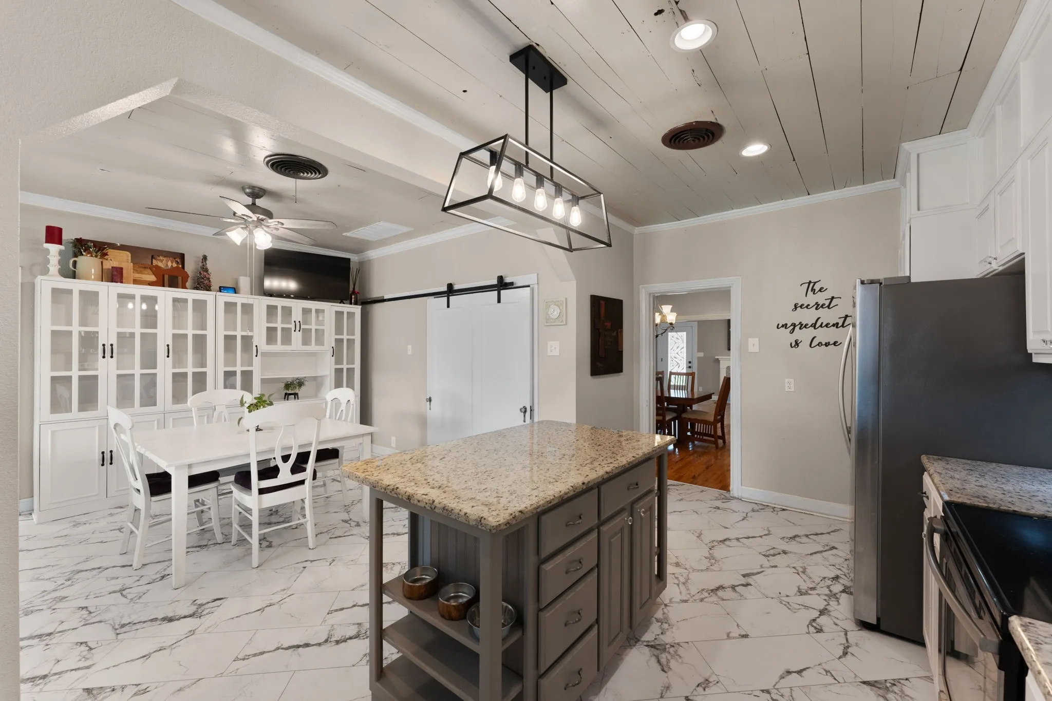 Single Family Residence For Sale in Bell County , 1501 N 5th Street, Temple, Texas 76501, 3 Bedroom, 2 Bathroom, Garage spaces, 2,520 Sqft, built in 1939, mls#21323985, Real Estate Agent in Temple, Homes For Sale in Bell county, Homes For Sale in Temple, Realtor in Temple Texas, Real Estate Brokerage Independent Realty Texas, Luminita Cordes Realtor