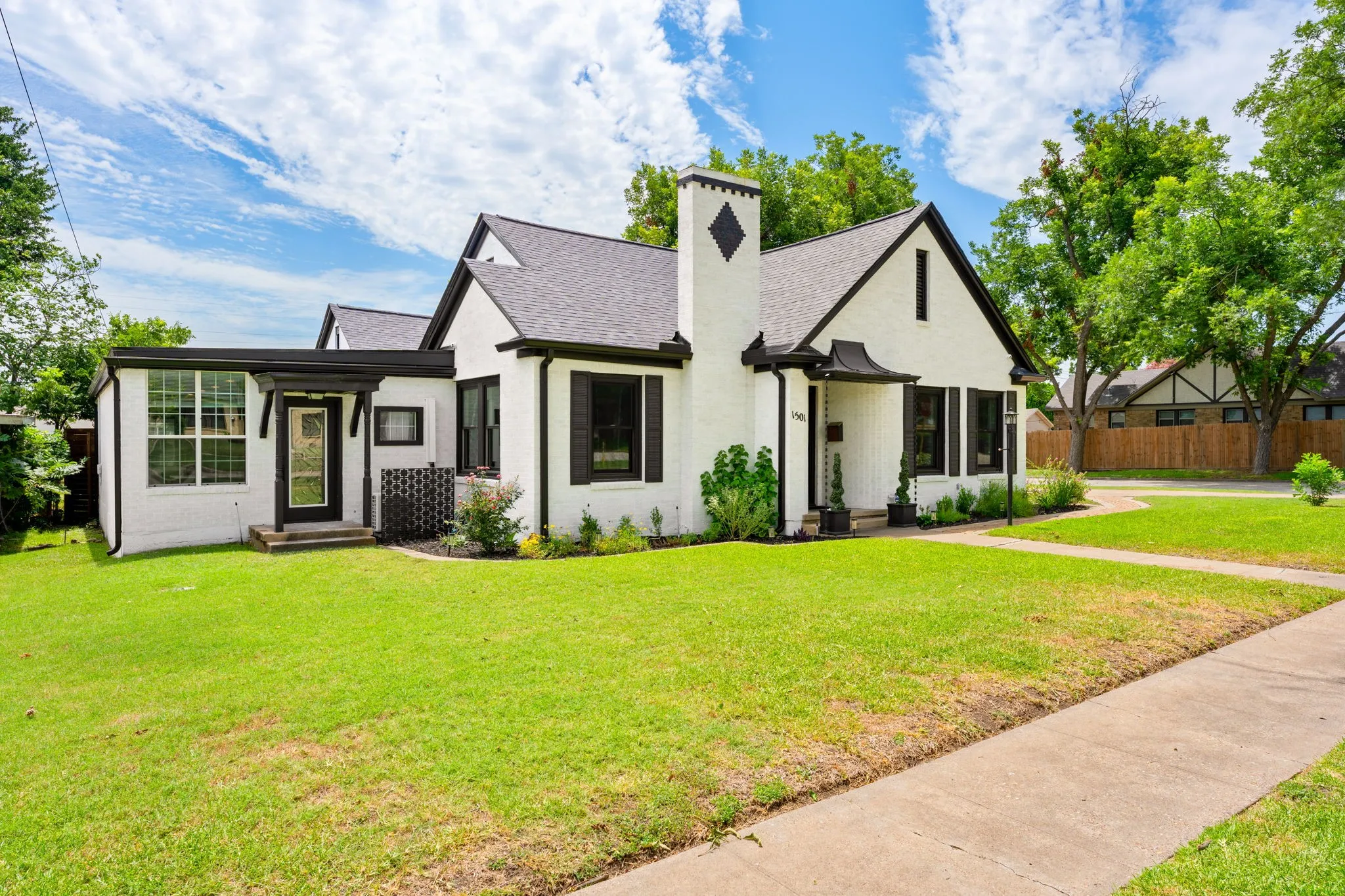 Single Family Residence For Sale in Bell County , 1501 N 5th Street, Temple, Texas 76501, 3 Bedroom, 2 Bathroom, Garage spaces, 2,520 Sqft, built in 1939, mls#21323985, Real Estate Agent in Temple, Homes For Sale in Bell county, Homes For Sale in Temple, Realtor in Temple Texas, Real Estate Brokerage Independent Realty Texas, Luminita Cordes Realtor
