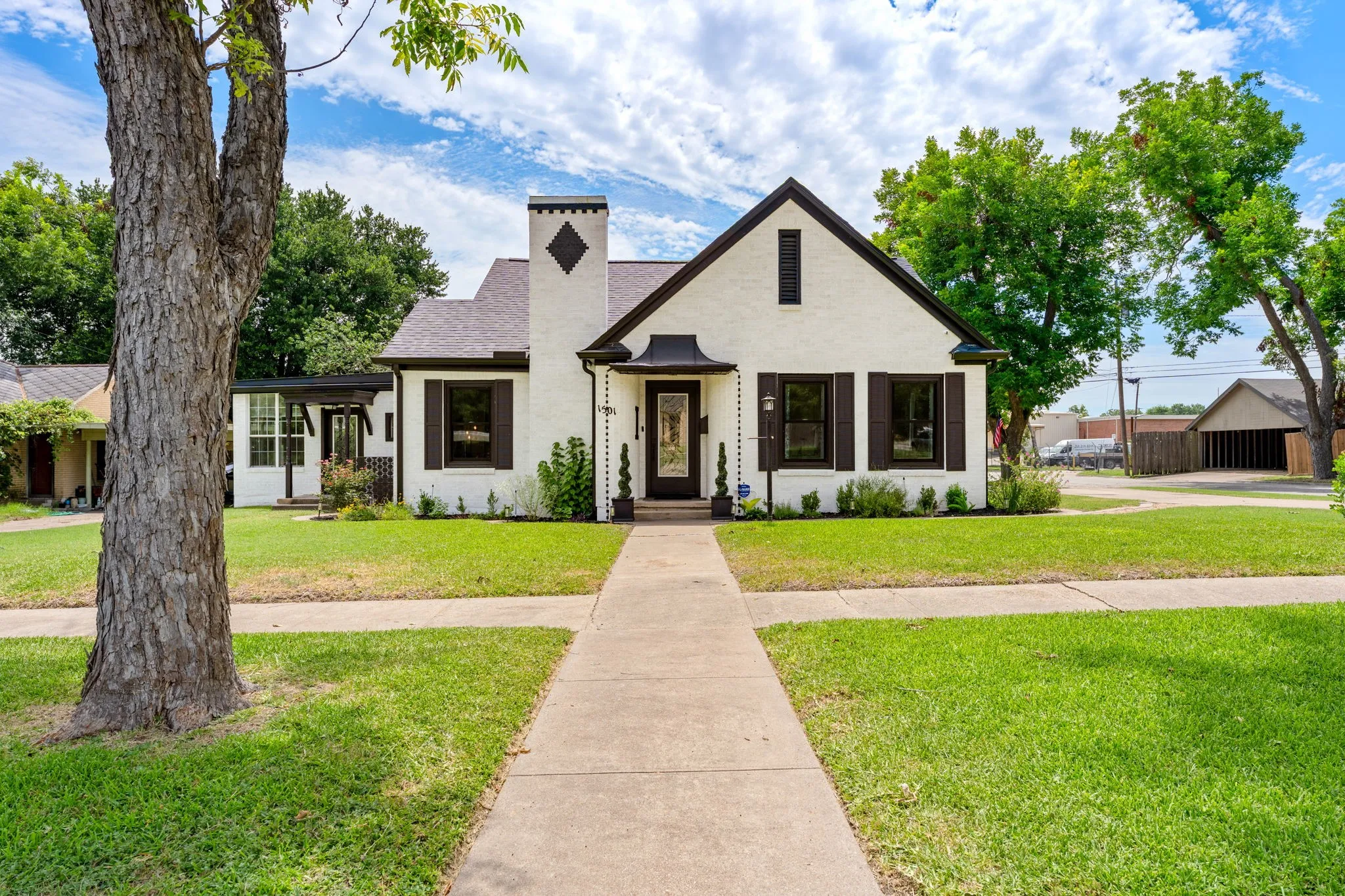 Single Family Residence For Sale in Bell County , 1501 N 5th Street, Temple, Texas 76501, 3 Bedroom, 2 Bathroom, Garage spaces, 2,520 Sqft, built in 1939, mls#21323985, Real Estate Agent in Temple, Homes For Sale in Bell county, Homes For Sale in Temple, Realtor in Temple Texas, Real Estate Brokerage Independent Realty Texas, Luminita Cordes Realtor