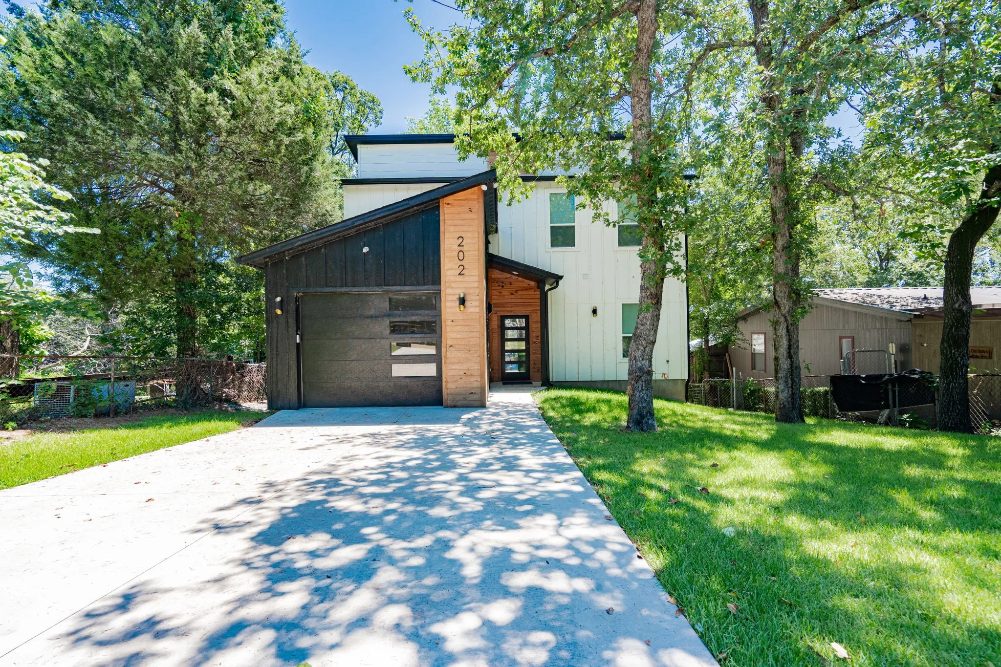 Single Family Residence For Sale in Henderson County , 202 Sunray Street, Mabank, Texas 75156, 4 Bedroom, 3 Bathroom, 1 Garage spaces, 1,983 Sqft, built in 2022, mls#21321987, Real Estate Agent in Mabank, Homes For Sale in Henderson county, Homes For Sale in Mabank, Realtor in Mabank Texas, Real Estate Brokerage Independent Realty Texas, Luminita Cordes Realtor