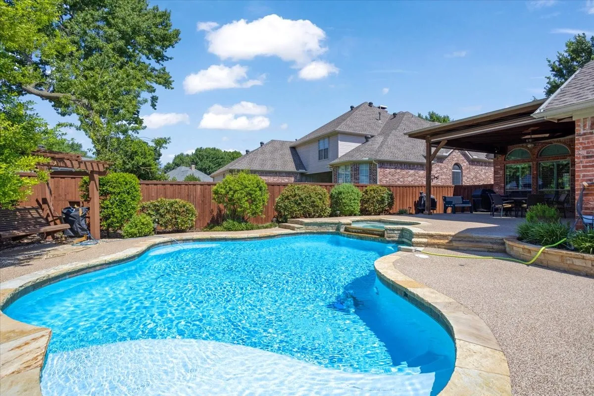 Freeform swimming pool with integrated spa