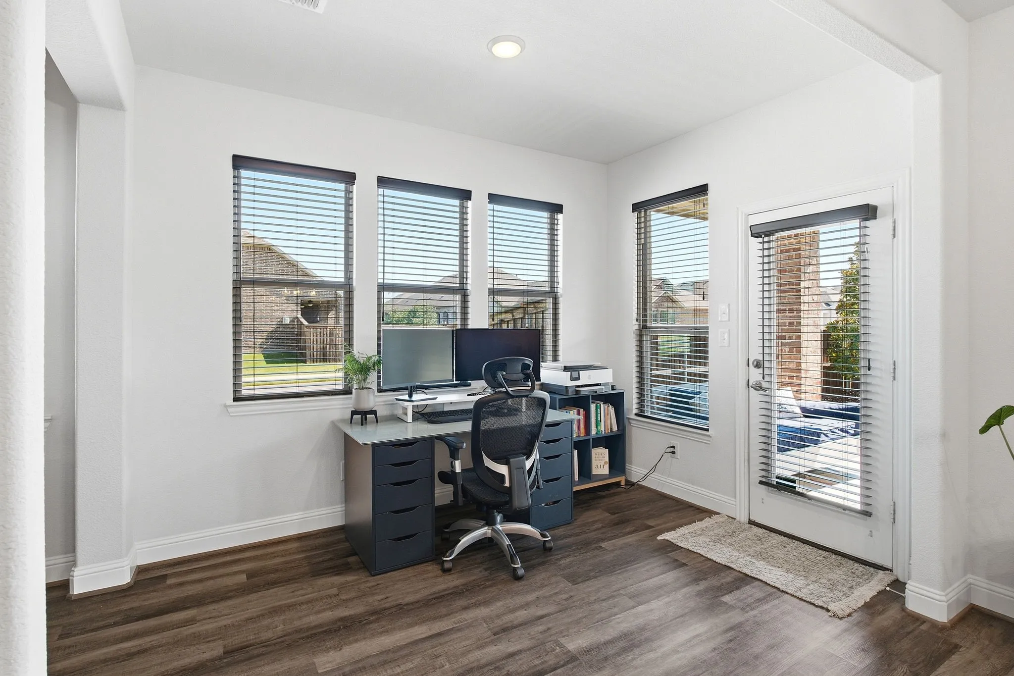 Flex space that is currently being used as an office - could easily be a music space, game room, sunroom, additional seating - the possibilities are endless!