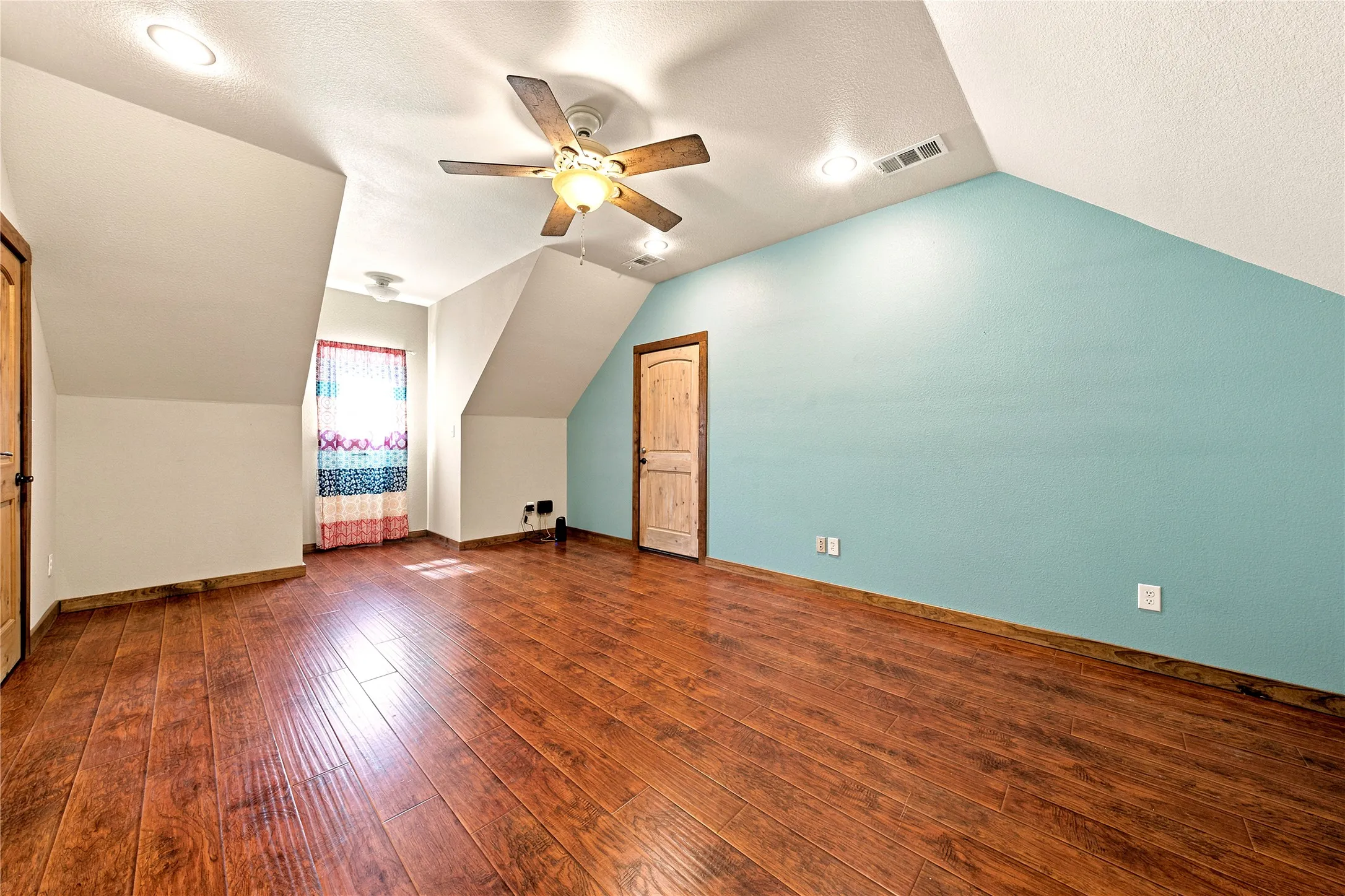 Single Family Residence For Sale in Henderson County , 5470 Possum Trail, Eustace, Texas 75124, 4 Bedroom, 3 Bathroom, 2 Garage spaces, 2,149 Sqft, built in 2012, mls#21324350, Real Estate Agent in Eustace, Homes For Sale in Henderson county, Homes For Sale in Eustace, Realtor in Eustace Texas, Real Estate Brokerage Independent Realty Texas, Luminita Cordes Realtor