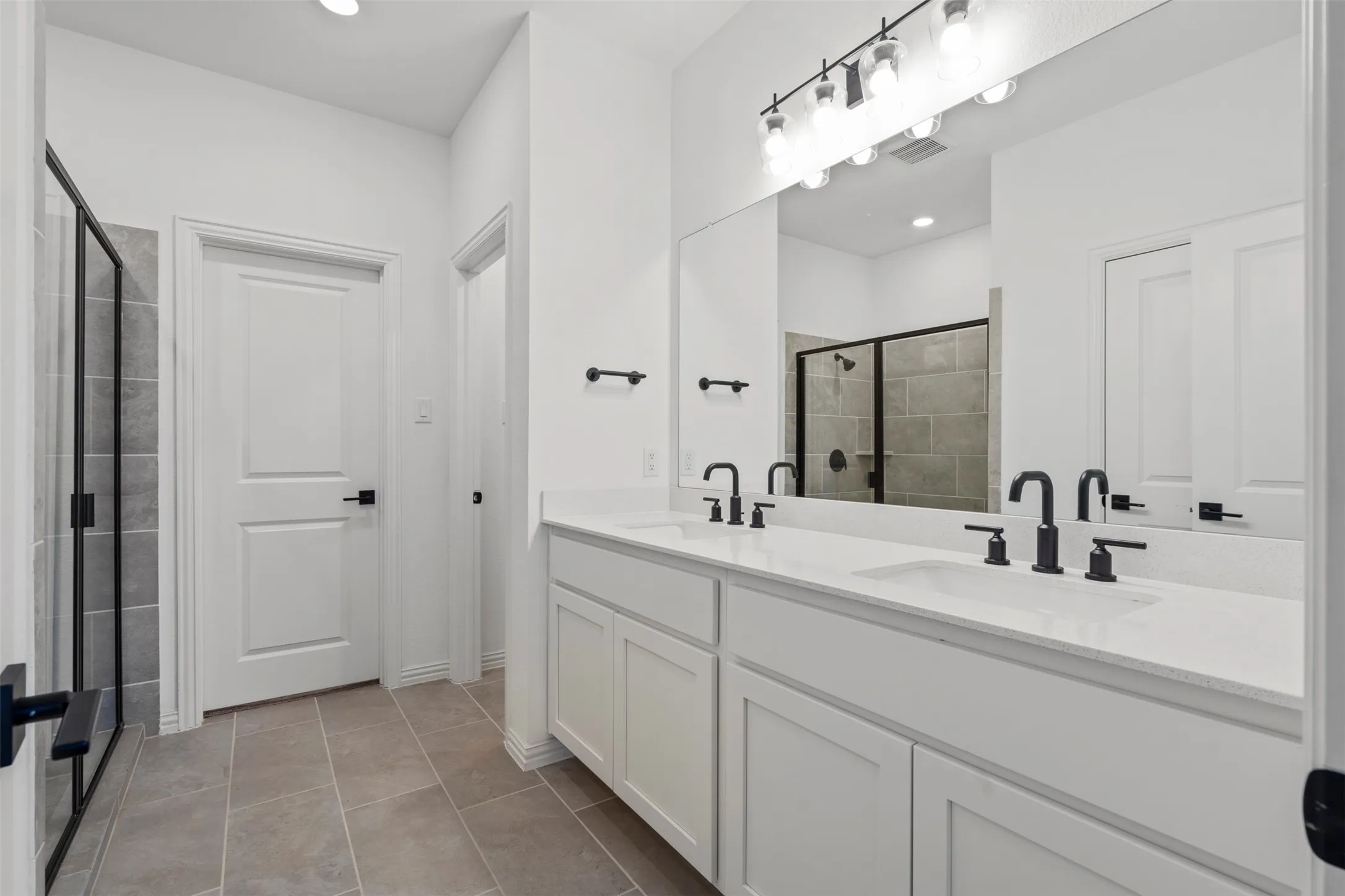 Single Family Residence For Sale in Tarrant County , 1420 Escondido Drive, Fort Worth, Texas 76052, 4 Bedroom, 4 Bathroom, 2 Garage spaces, 2,727 Sqft, built in 2022, mls#21324330, Real Estate Agent in Fort Worth, Homes For Sale in Tarrant county, Homes For Sale in Fort Worth, Realtor in Fort Worth Texas, Real Estate Brokerage Independent Realty Texas, Luminita Cordes Realtor