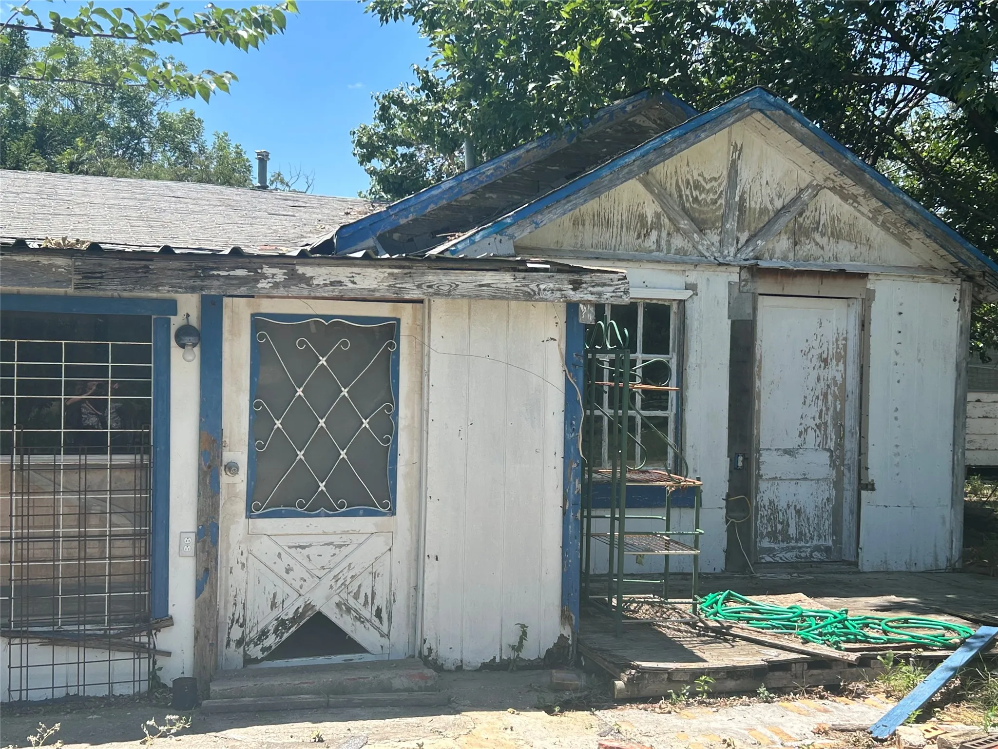 Single Family Residence For Sale in Young County , 209, 203 W Church Street, Olney, Texas 76374, 2 Bedrooms, 1 Bathroom, Garage spaces, 1,818 Sqft, built in 1950, Price $30,000, mls#21324369, Real Estate Agent in Olney, Homes For Sale in Young county, Homes For Sale in Olney, Realtor in Olney Texas, Real Estate Brokerage Independent Realty Texas, Luminita Cordes Realtor
