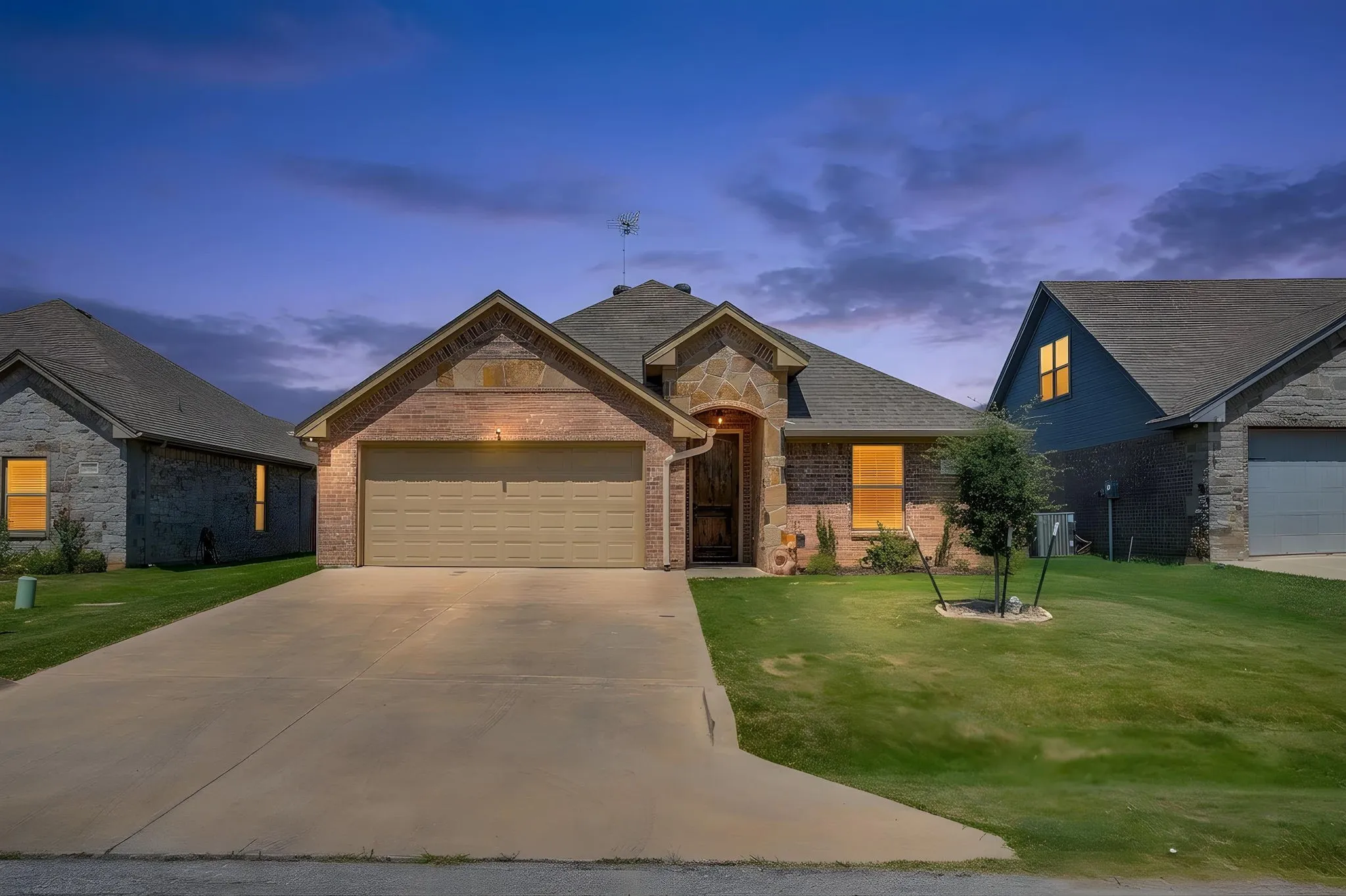 Single Family Residence For Sale in Hood County , 3207 Windcrest Drive, Granbury, Texas 76049, 4 Bedroom, 2 Bathroom, 2 Garage spaces, 1,690 Sqft, built in 2020, mls#21322102, Real Estate Agent in Granbury, Homes For Sale in Hood county, Homes For Sale in Granbury, Realtor in Granbury Texas, Real Estate Brokerage Independent Realty Texas, Luminita Cordes Realtor