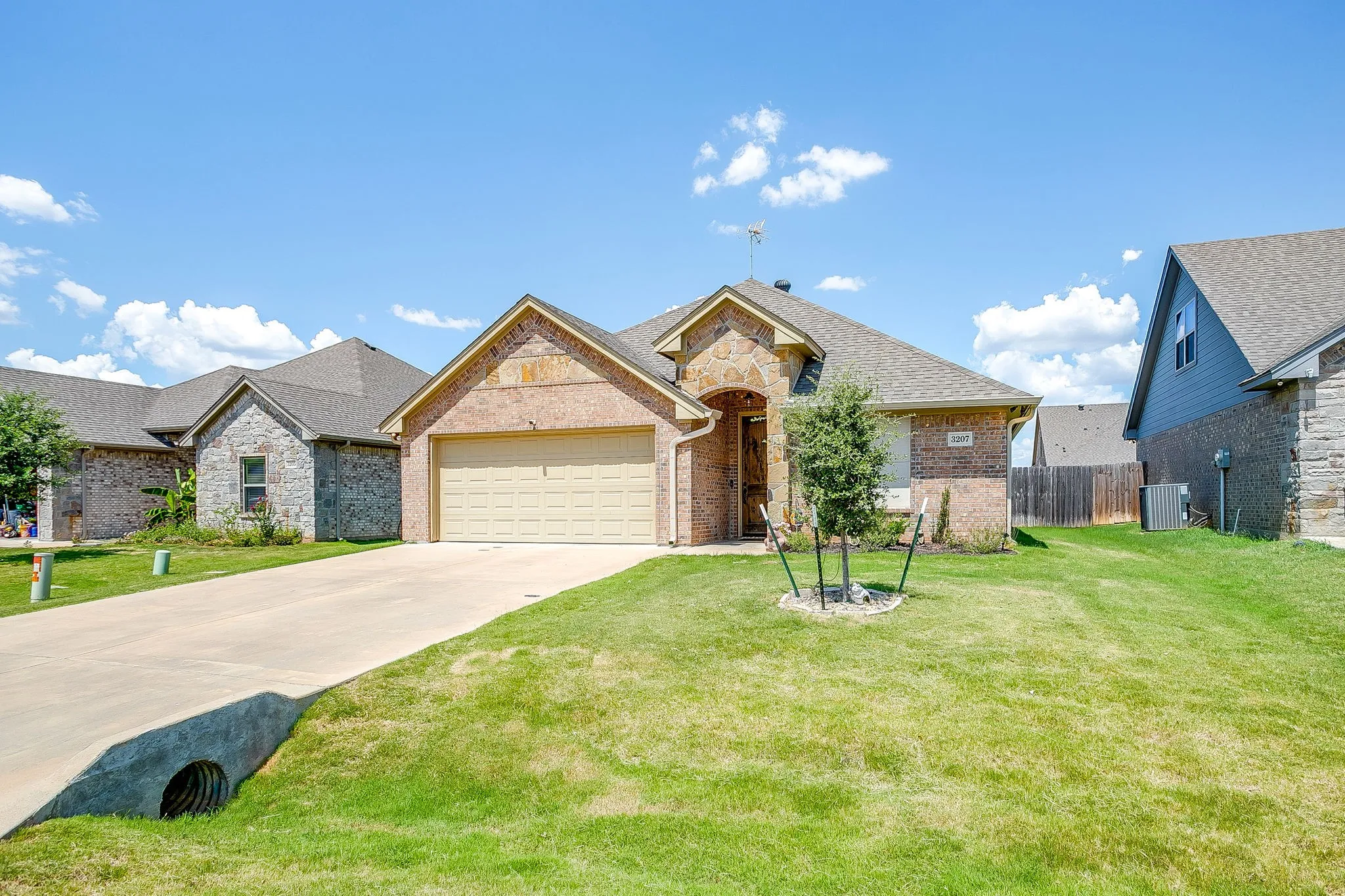 Single Family Residence For Sale in Hood County , 3207 Windcrest Drive, Granbury, Texas 76049, 4 Bedroom, 2 Bathroom, 2 Garage spaces, 1,690 Sqft, built in 2020, mls#21322102, Real Estate Agent in Granbury, Homes For Sale in Hood county, Homes For Sale in Granbury, Realtor in Granbury Texas, Real Estate Brokerage Independent Realty Texas, Luminita Cordes Realtor