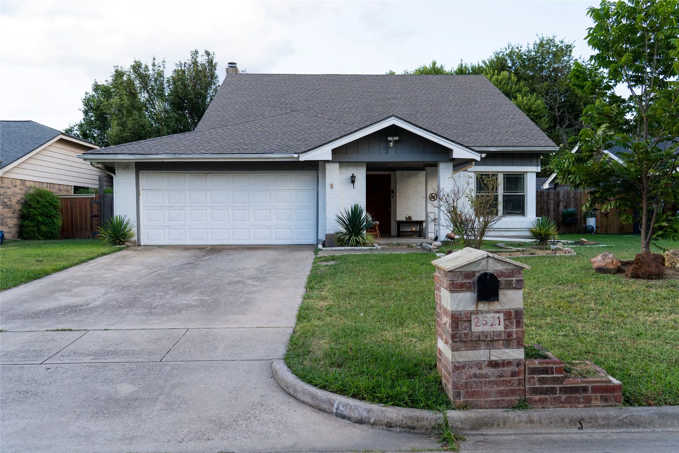 Single Family Residence For Sale in Tarrant County , 2521 Channing Drive, Grand Prairie, Texas 75052, 4 Bedroom, 3 Bathroom, 2 Garage spaces, 1,972 Sqft, built in 1982, mls#21323779, Real Estate Agent in Grand Prairie, Homes For Sale in Tarrant county, Homes For Sale in Grand Prairie, Realtor in Grand Prairie Texas, Real Estate Brokerage Independent Realty Texas, Luminita Cordes Realtor