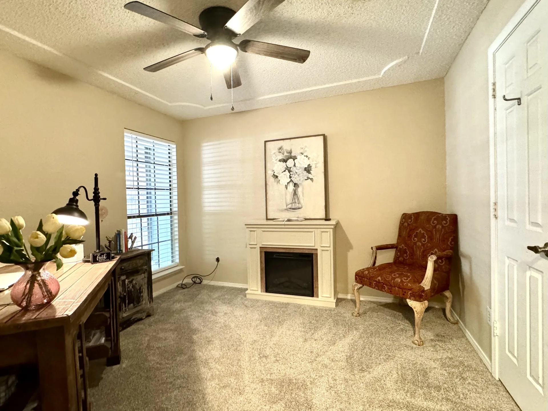 SPLIT Bedroom 3 features carpeting and nice ceiling fan... Window looks out to the Front Porch.