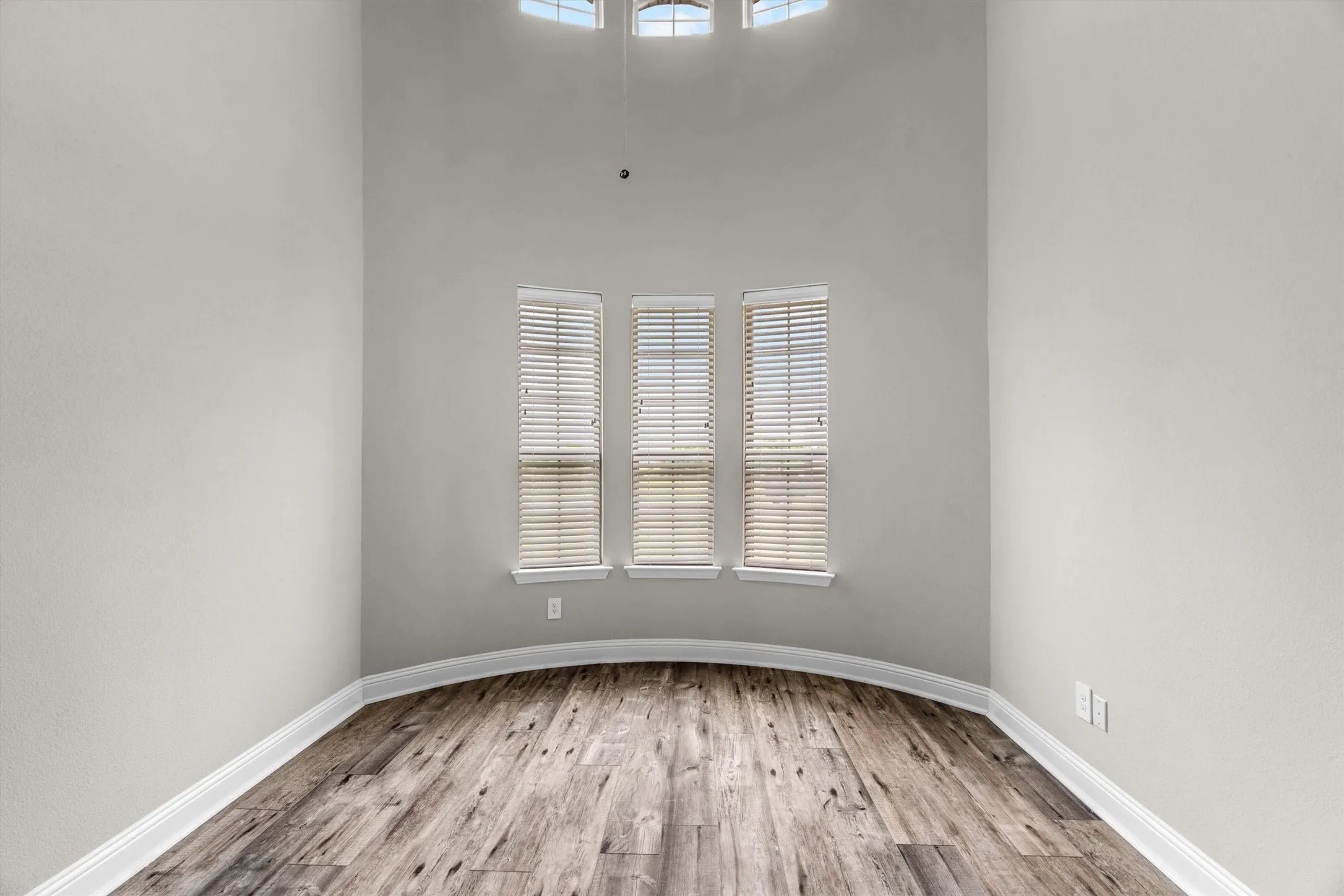 Single Family Residence For Sale in Rockwall County , 312 Ledstone Court, Rockwall, Texas 75032, 5 Bedroom, 4 Bathroom, 3 Garage spaces, 3,731 Sqft, built in 2021, mls#21318826, Real Estate Agent in Rockwall, Homes For Sale in Rockwall county, Homes For Sale in Rockwall, Realtor in Rockwall Texas, Real Estate Brokerage Independent Realty Texas, Luminita Cordes Realtor