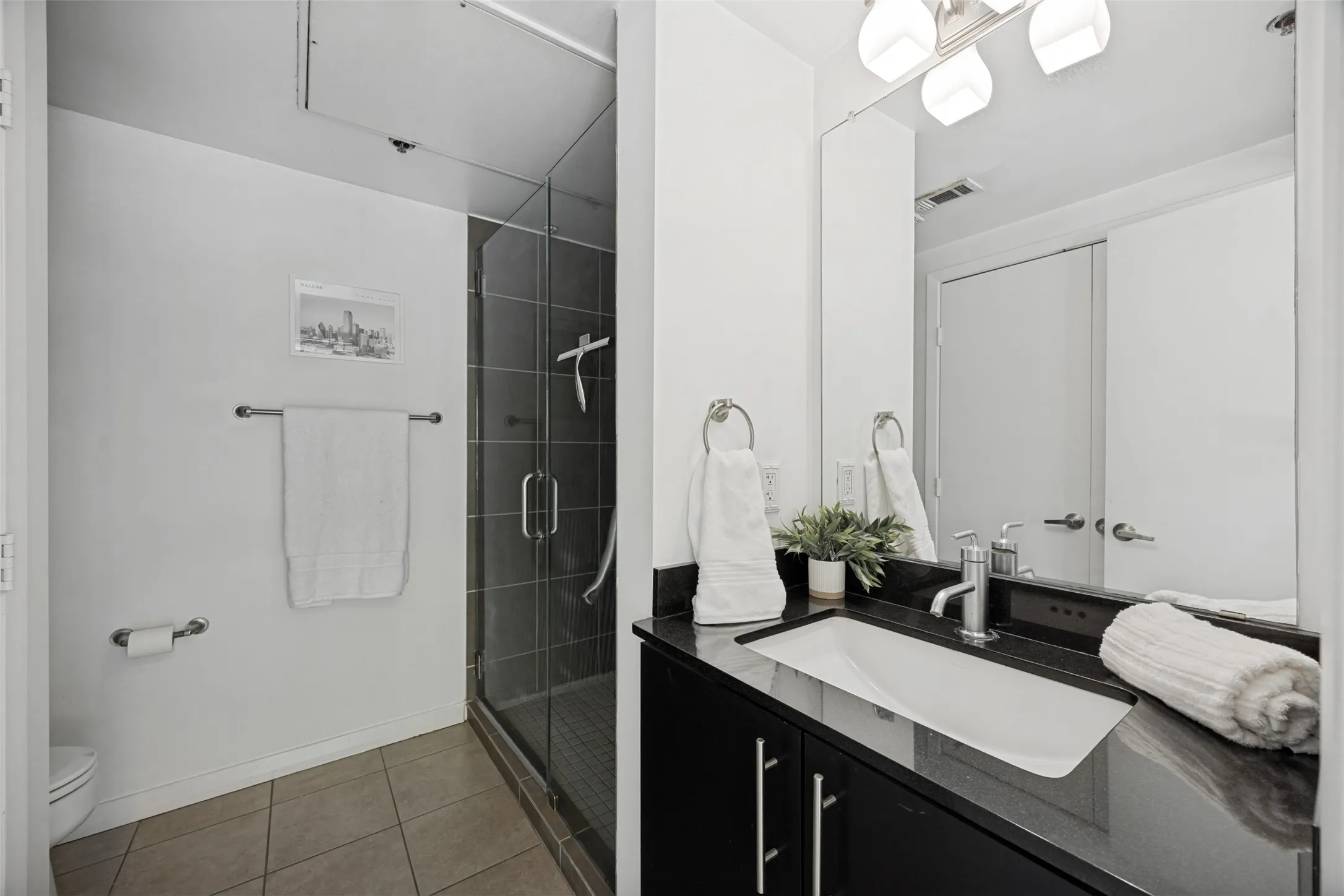 Condominium For Sale in Dallas County , 1001 Belleview Street 101, Dallas, Texas 75215, 1 Bedroom, 2 Bathroom, 2 Garage spaces, 1,010 Sqft, built in 2007, mls#21323728, Real Estate Agent in Dallas, Homes For Sale in Dallas county, Homes For Sale in Dallas, Realtor in Dallas Texas, Real Estate Brokerage Independent Realty Texas, Luminita Cordes Realtor