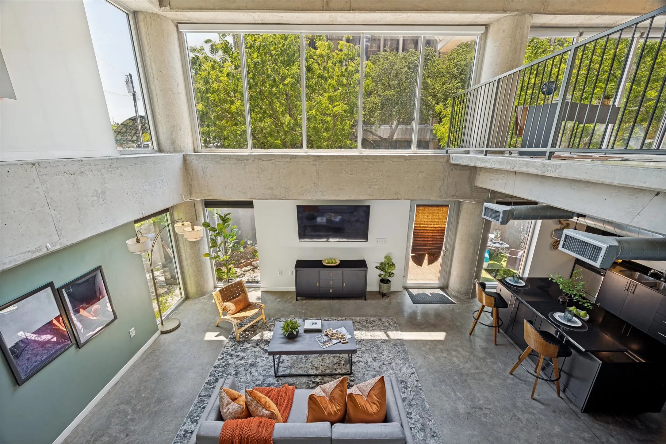 Condominium For Sale in Dallas County , 1001 Belleview Street 101, Dallas, Texas 75215, 1 Bedroom, 2 Bathroom, 2 Garage spaces, 1,010 Sqft, built in 2007, mls#21323728, Real Estate Agent in Dallas, Homes For Sale in Dallas county, Homes For Sale in Dallas, Realtor in Dallas Texas, Real Estate Brokerage Independent Realty Texas, Luminita Cordes Realtor