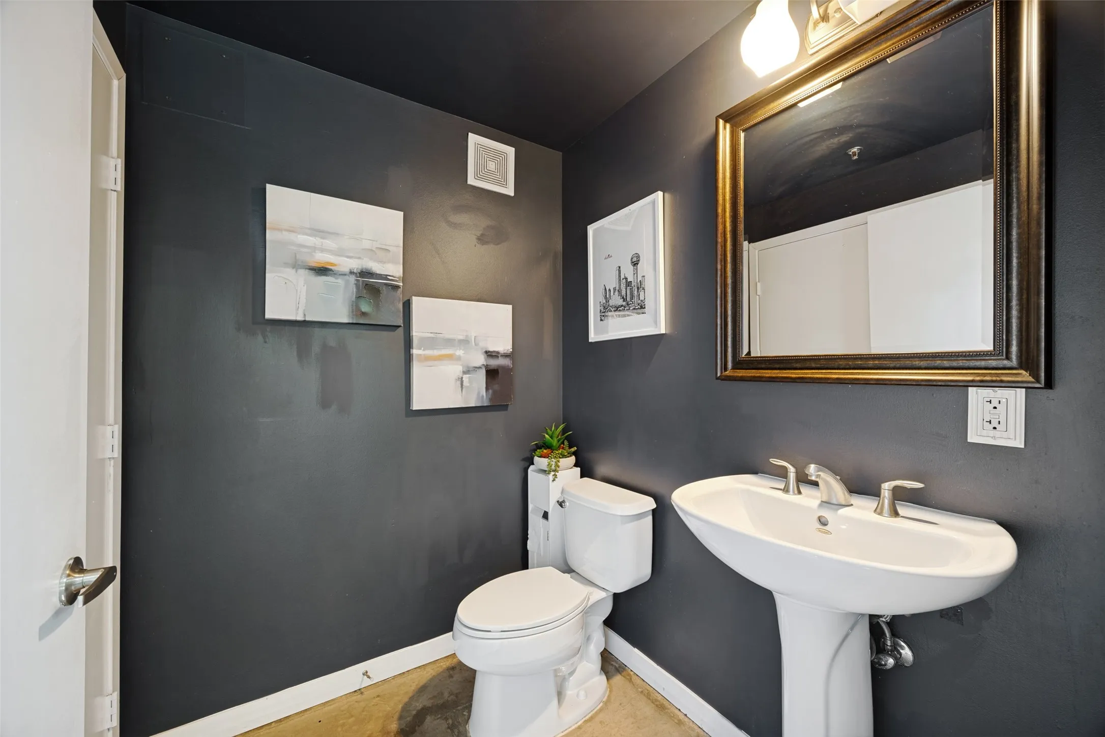 Condominium For Sale in Dallas County , 1001 Belleview Street 101, Dallas, Texas 75215, 1 Bedroom, 2 Bathroom, 2 Garage spaces, 1,010 Sqft, built in 2007, mls#21323728, Real Estate Agent in Dallas, Homes For Sale in Dallas county, Homes For Sale in Dallas, Realtor in Dallas Texas, Real Estate Brokerage Independent Realty Texas, Luminita Cordes Realtor