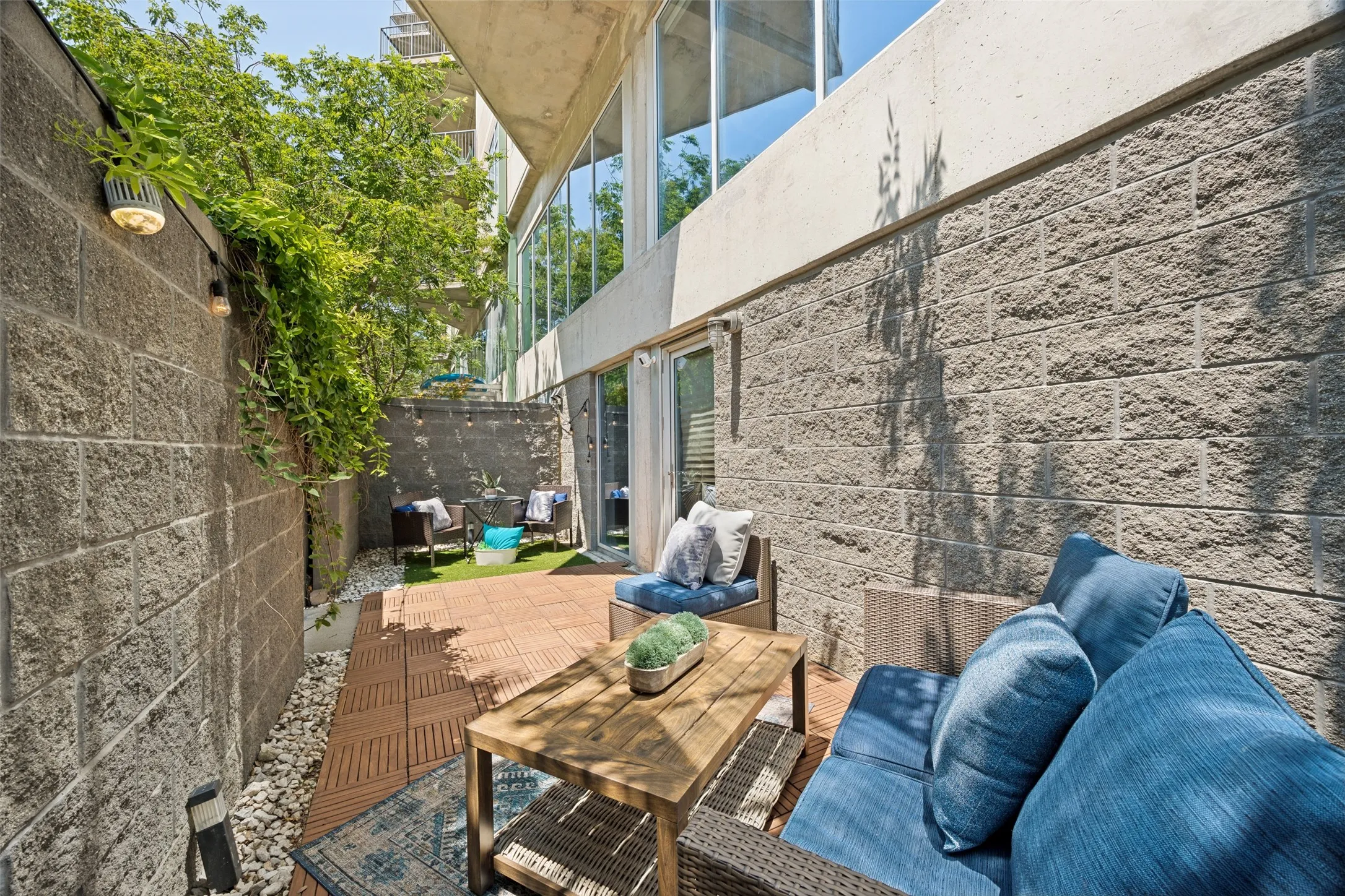 Condominium For Sale in Dallas County , 1001 Belleview Street 101, Dallas, Texas 75215, 1 Bedroom, 2 Bathroom, 2 Garage spaces, 1,010 Sqft, built in 2007, mls#21323728, Real Estate Agent in Dallas, Homes For Sale in Dallas county, Homes For Sale in Dallas, Realtor in Dallas Texas, Real Estate Brokerage Independent Realty Texas, Luminita Cordes Realtor