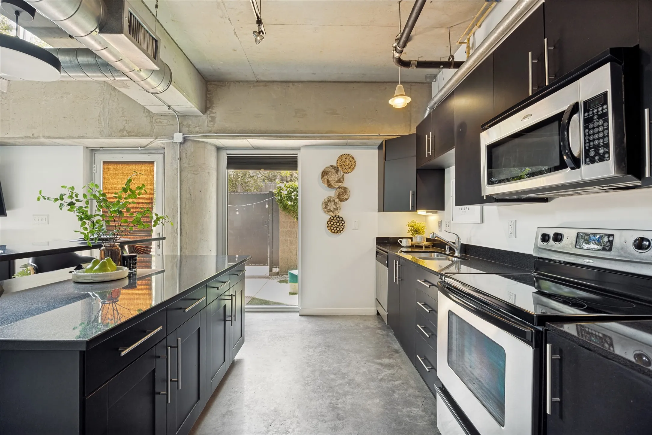 Condominium For Sale in Dallas County , 1001 Belleview Street 101, Dallas, Texas 75215, 1 Bedroom, 2 Bathroom, 2 Garage spaces, 1,010 Sqft, built in 2007, mls#21323728, Real Estate Agent in Dallas, Homes For Sale in Dallas county, Homes For Sale in Dallas, Realtor in Dallas Texas, Real Estate Brokerage Independent Realty Texas, Luminita Cordes Realtor