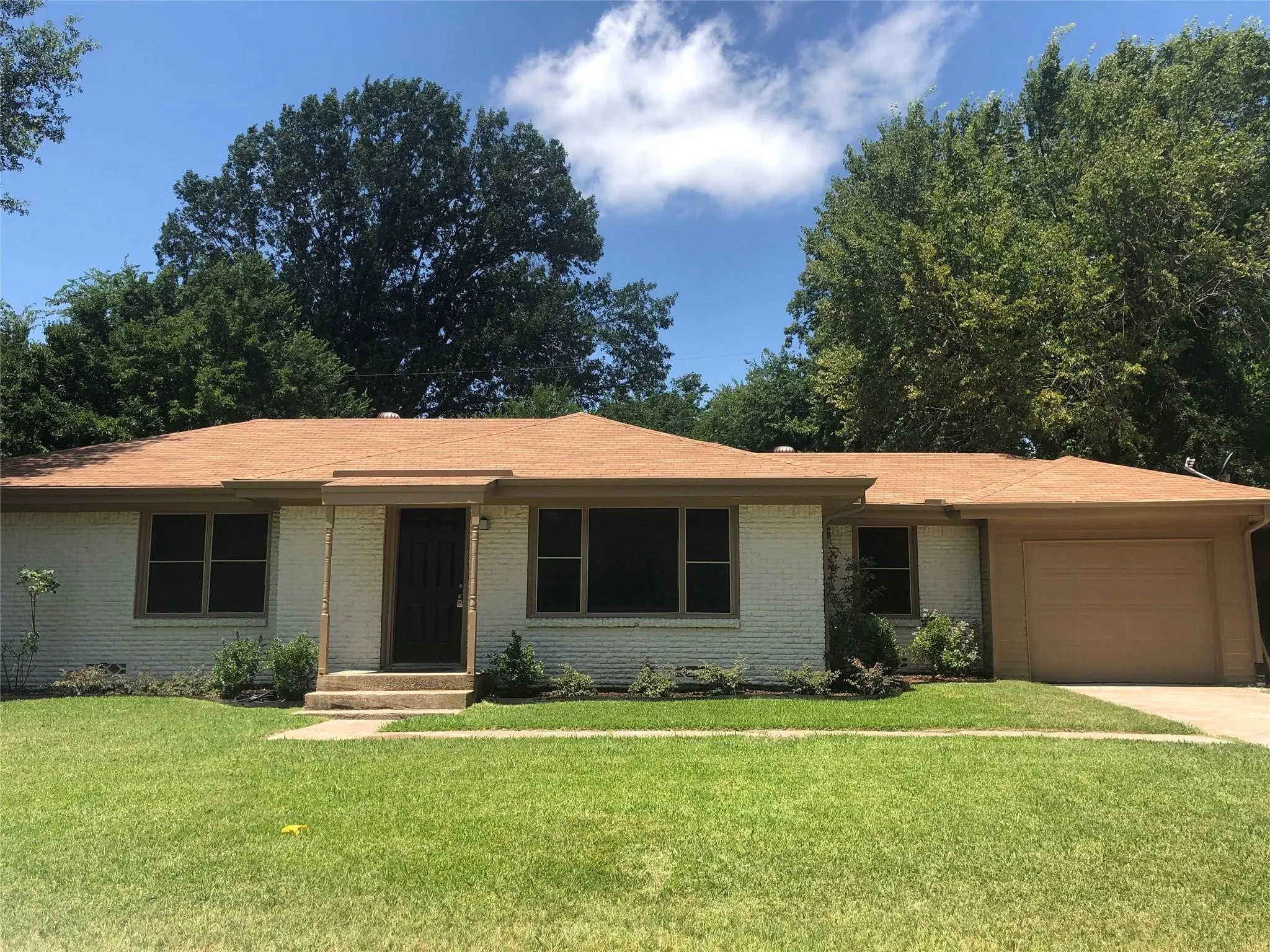 Single Family Residence For Sale in Kaufman County , 1806 Austin Drive, Kaufman, Texas 75142, 3 Bedrooms, 1 Bathroom, 1 Garage spaces, 1,279 Sqft, built in 1900, Price $210,000, mls#21324409, Real Estate Agent in Kaufman, Homes For Sale in Kaufman county, Homes For Sale in Kaufman, Realtor in Kaufman Texas, Real Estate Brokerage Independent Realty Texas, Luminita Cordes Realtor
