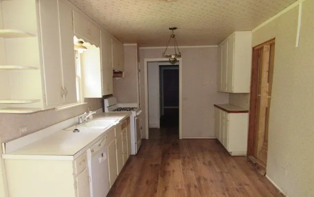 Single Family Residence For Sale in Mc Lennan County , 717 Tulane Street, Beverly Hills, Texas 76711, 3 Bedroom, 3 Bathroom, 2 Garage spaces, 1,214 Sqft, built in 1954, mls#21324391, Real Estate Agent in Beverly Hills, Homes For Sale in Mc Lennan county, Homes For Sale in Beverly Hills, Realtor in Beverly Hills Texas, Real Estate Brokerage Independent Realty Texas, Luminita Cordes Realtor
