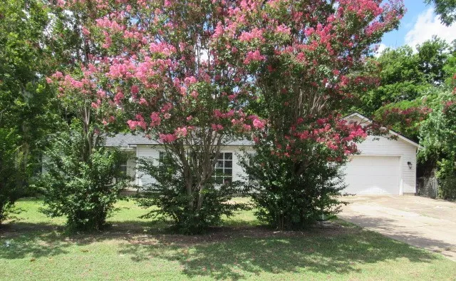 Single Family Residence For Sale in Mc Lennan County , 717 Tulane Street, Beverly Hills, Texas 76711, 3 Bedroom, 3 Bathroom, 2 Garage spaces, 1,214 Sqft, built in 1954, mls#21324391, Real Estate Agent in Beverly Hills, Homes For Sale in Mc Lennan county, Homes For Sale in Beverly Hills, Realtor in Beverly Hills Texas, Real Estate Brokerage Independent Realty Texas, Luminita Cordes Realtor