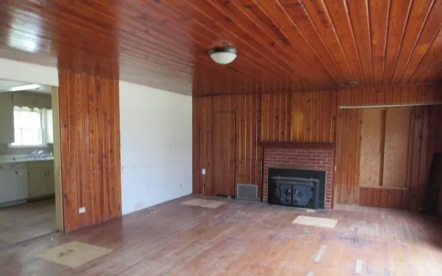 Single Family Residence For Sale in Mc Lennan County , 717 Tulane Street, Beverly Hills, Texas 76711, 3 Bedroom, 3 Bathroom, 2 Garage spaces, 1,214 Sqft, built in 1954, mls#21324391, Real Estate Agent in Beverly Hills, Homes For Sale in Mc Lennan county, Homes For Sale in Beverly Hills, Realtor in Beverly Hills Texas, Real Estate Brokerage Independent Realty Texas, Luminita Cordes Realtor