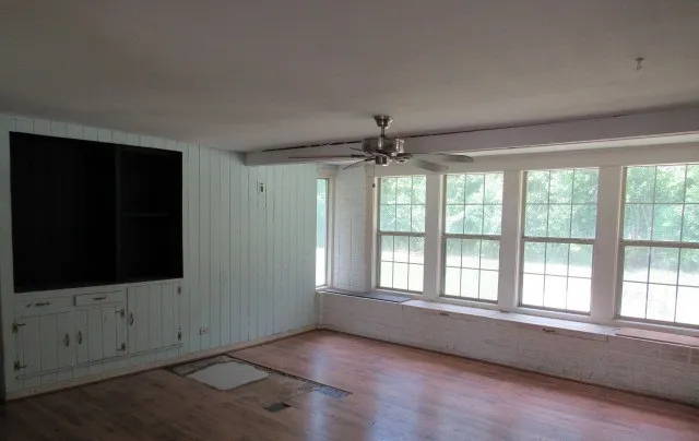 Single Family Residence For Sale in Mc Lennan County , 717 Tulane Street, Beverly Hills, Texas 76711, 3 Bedroom, 3 Bathroom, 2 Garage spaces, 1,214 Sqft, built in 1954, mls#21324391, Real Estate Agent in Beverly Hills, Homes For Sale in Mc Lennan county, Homes For Sale in Beverly Hills, Realtor in Beverly Hills Texas, Real Estate Brokerage Independent Realty Texas, Luminita Cordes Realtor