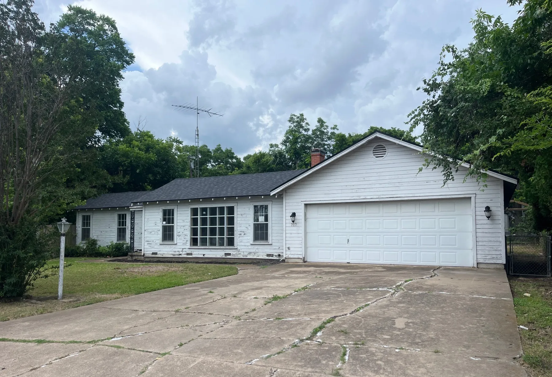 Single Family Residence For Sale in Mc Lennan County , 717 Tulane Street, Beverly Hills, Texas 76711, 3 Bedroom, 3 Bathroom, 2 Garage spaces, 1,214 Sqft, built in 1954, mls#21324391, Real Estate Agent in Beverly Hills, Homes For Sale in Mc Lennan county, Homes For Sale in Beverly Hills, Realtor in Beverly Hills Texas, Real Estate Brokerage Independent Realty Texas, Luminita Cordes Realtor