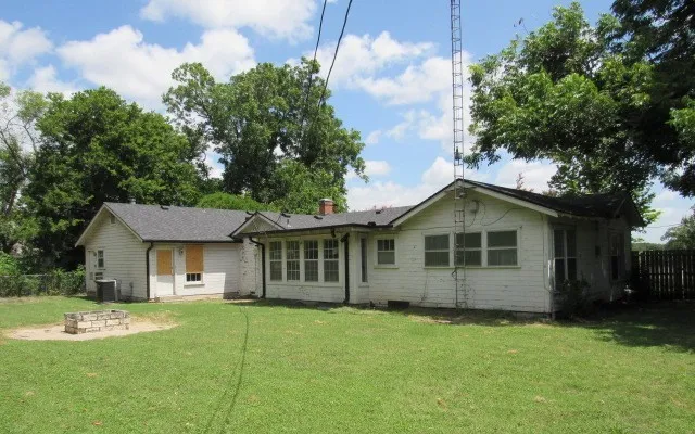 Single Family Residence For Sale in Mc Lennan County , 717 Tulane Street, Beverly Hills, Texas 76711, 3 Bedroom, 3 Bathroom, 2 Garage spaces, 1,214 Sqft, built in 1954, mls#21324391, Real Estate Agent in Beverly Hills, Homes For Sale in Mc Lennan county, Homes For Sale in Beverly Hills, Realtor in Beverly Hills Texas, Real Estate Brokerage Independent Realty Texas, Luminita Cordes Realtor