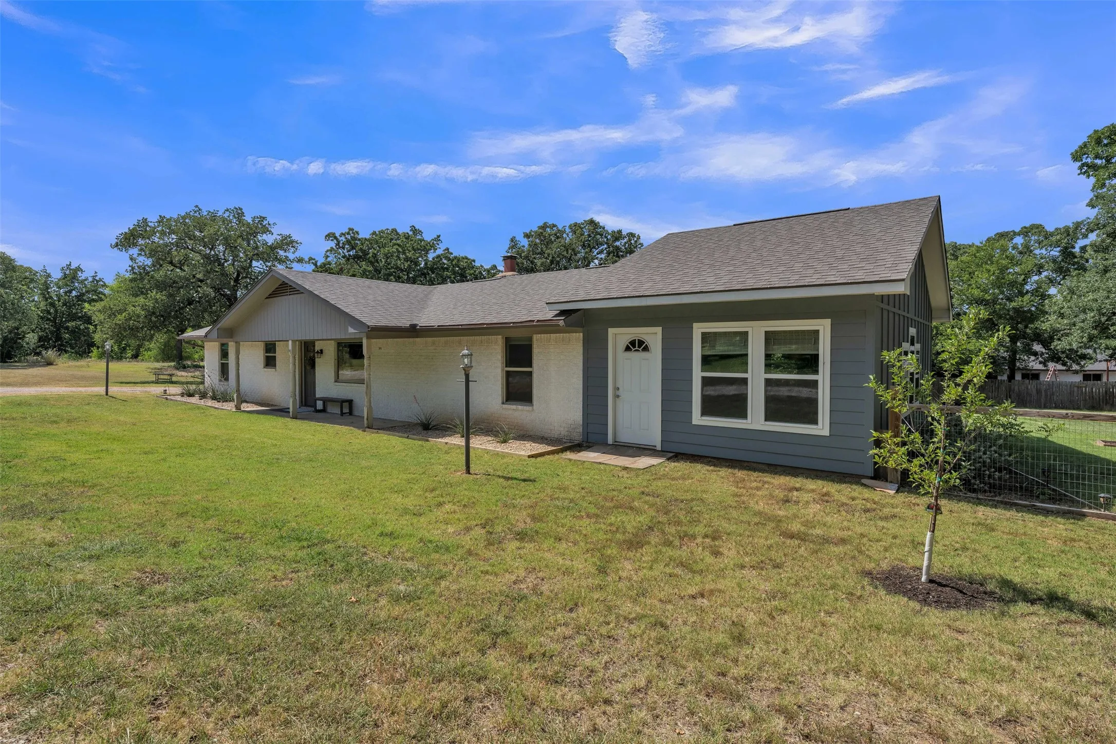 Single Family Residence For Sale in Johnson County , 212 Circle Drive, Alvarado, Texas 76009, 3 Bedroom, 2 Bathroom, 2 Garage spaces, 2,064 Sqft, built in 1985, mls#21323540, Real Estate Agent in Alvarado, Homes For Sale in Johnson county, Homes For Sale in Alvarado, Realtor in Alvarado Texas, Real Estate Brokerage Independent Realty Texas, Luminita Cordes Realtor