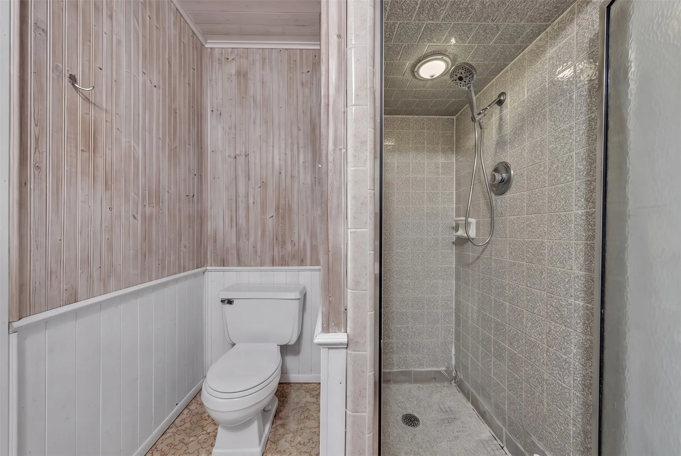 Single Family Residence For Sale in Johnson County , 212 Circle Drive, Alvarado, Texas 76009, 3 Bedroom, 2 Bathroom, 2 Garage spaces, 2,064 Sqft, built in 1985, mls#21323540, Real Estate Agent in Alvarado, Homes For Sale in Johnson county, Homes For Sale in Alvarado, Realtor in Alvarado Texas, Real Estate Brokerage Independent Realty Texas, Luminita Cordes Realtor