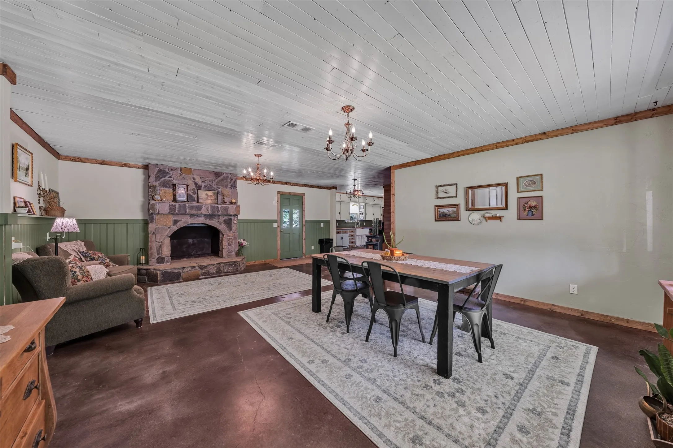 Single Family Residence For Sale in Johnson County , 212 Circle Drive, Alvarado, Texas 76009, 3 Bedroom, 2 Bathroom, 2 Garage spaces, 2,064 Sqft, built in 1985, mls#21323540, Real Estate Agent in Alvarado, Homes For Sale in Johnson county, Homes For Sale in Alvarado, Realtor in Alvarado Texas, Real Estate Brokerage Independent Realty Texas, Luminita Cordes Realtor