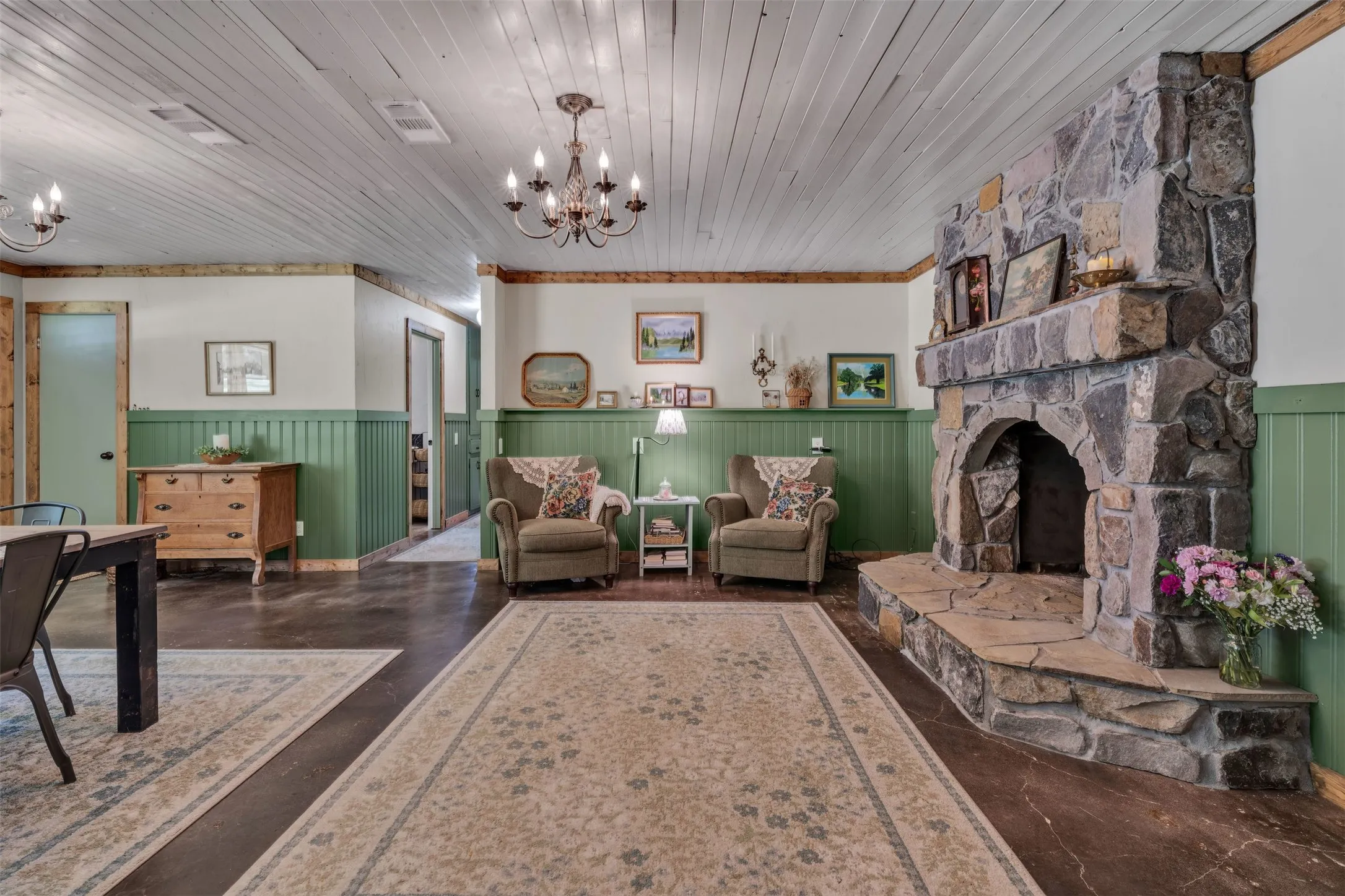 Single Family Residence For Sale in Johnson County , 212 Circle Drive, Alvarado, Texas 76009, 3 Bedroom, 2 Bathroom, 2 Garage spaces, 2,064 Sqft, built in 1985, mls#21323540, Real Estate Agent in Alvarado, Homes For Sale in Johnson county, Homes For Sale in Alvarado, Realtor in Alvarado Texas, Real Estate Brokerage Independent Realty Texas, Luminita Cordes Realtor