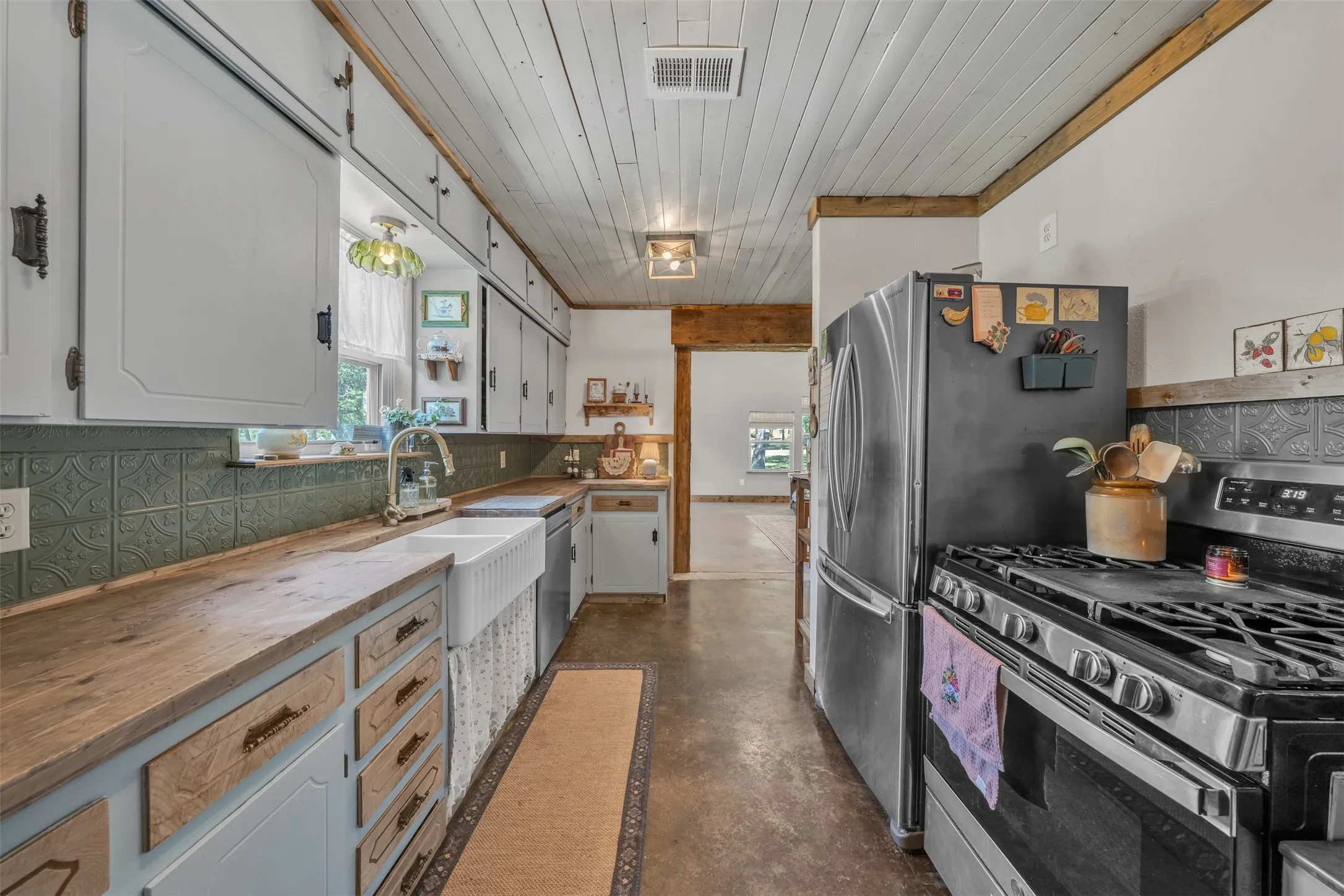 Single Family Residence For Sale in Johnson County , 212 Circle Drive, Alvarado, Texas 76009, 3 Bedroom, 2 Bathroom, 2 Garage spaces, 2,064 Sqft, built in 1985, mls#21323540, Real Estate Agent in Alvarado, Homes For Sale in Johnson county, Homes For Sale in Alvarado, Realtor in Alvarado Texas, Real Estate Brokerage Independent Realty Texas, Luminita Cordes Realtor