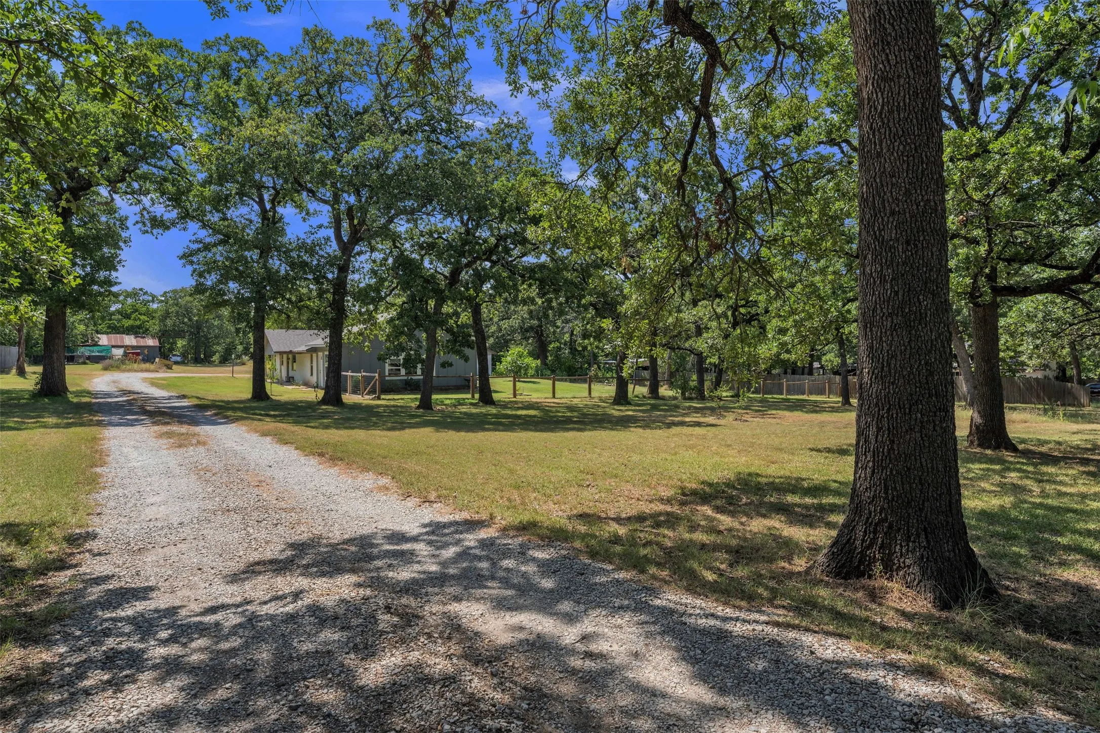 Single Family Residence For Sale in Johnson County , 212 Circle Drive, Alvarado, Texas 76009, 3 Bedroom, 2 Bathroom, 2 Garage spaces, 2,064 Sqft, built in 1985, mls#21323540, Real Estate Agent in Alvarado, Homes For Sale in Johnson county, Homes For Sale in Alvarado, Realtor in Alvarado Texas, Real Estate Brokerage Independent Realty Texas, Luminita Cordes Realtor