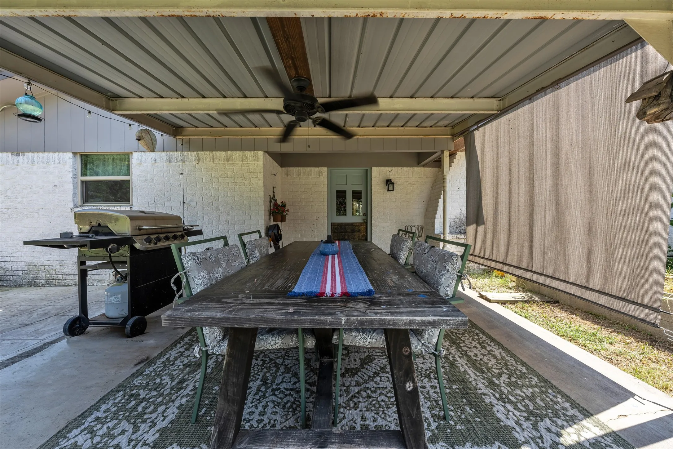 Single Family Residence For Sale in Johnson County , 212 Circle Drive, Alvarado, Texas 76009, 3 Bedroom, 2 Bathroom, 2 Garage spaces, 2,064 Sqft, built in 1985, mls#21323540, Real Estate Agent in Alvarado, Homes For Sale in Johnson county, Homes For Sale in Alvarado, Realtor in Alvarado Texas, Real Estate Brokerage Independent Realty Texas, Luminita Cordes Realtor