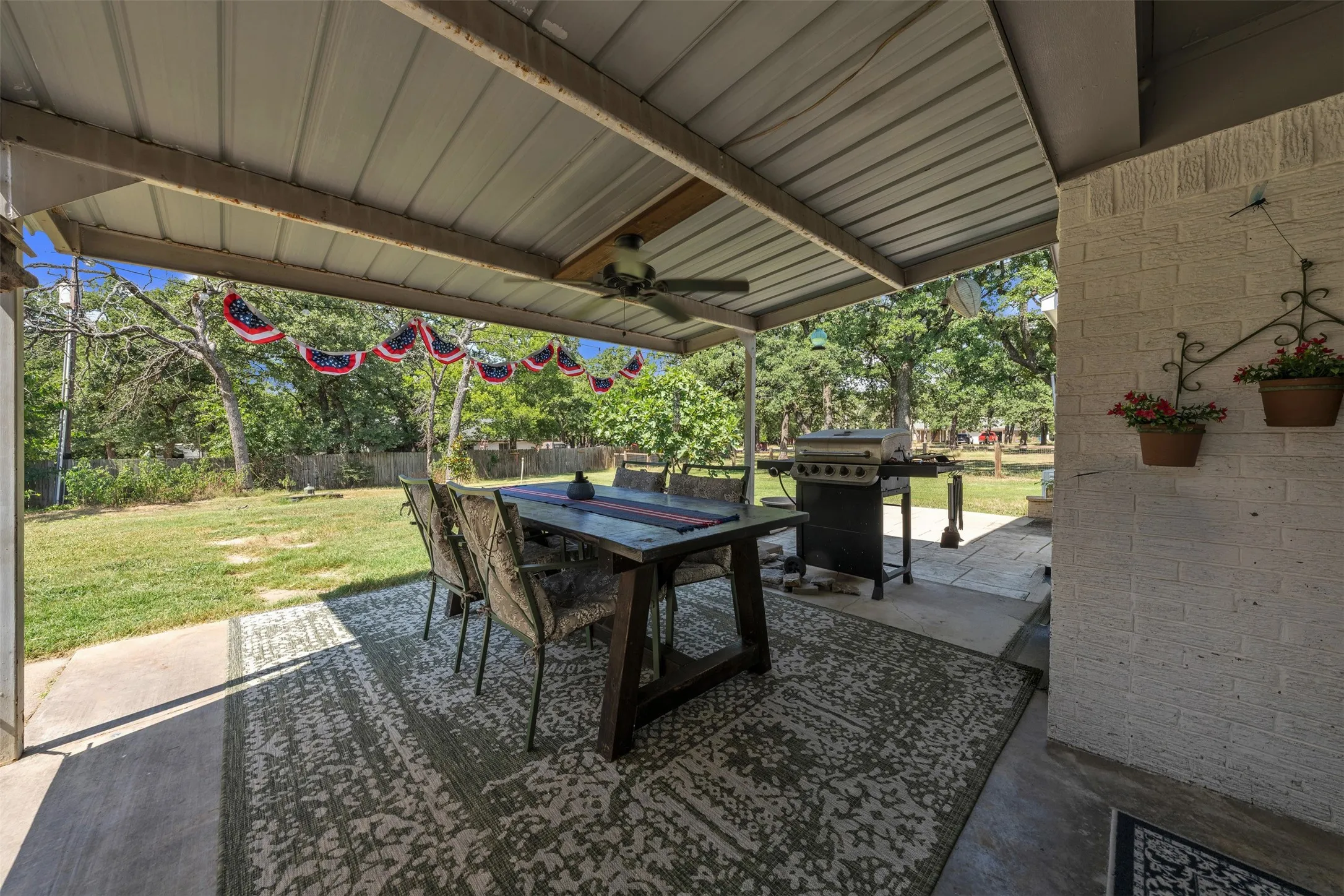 Single Family Residence For Sale in Johnson County , 212 Circle Drive, Alvarado, Texas 76009, 3 Bedroom, 2 Bathroom, 2 Garage spaces, 2,064 Sqft, built in 1985, mls#21323540, Real Estate Agent in Alvarado, Homes For Sale in Johnson county, Homes For Sale in Alvarado, Realtor in Alvarado Texas, Real Estate Brokerage Independent Realty Texas, Luminita Cordes Realtor