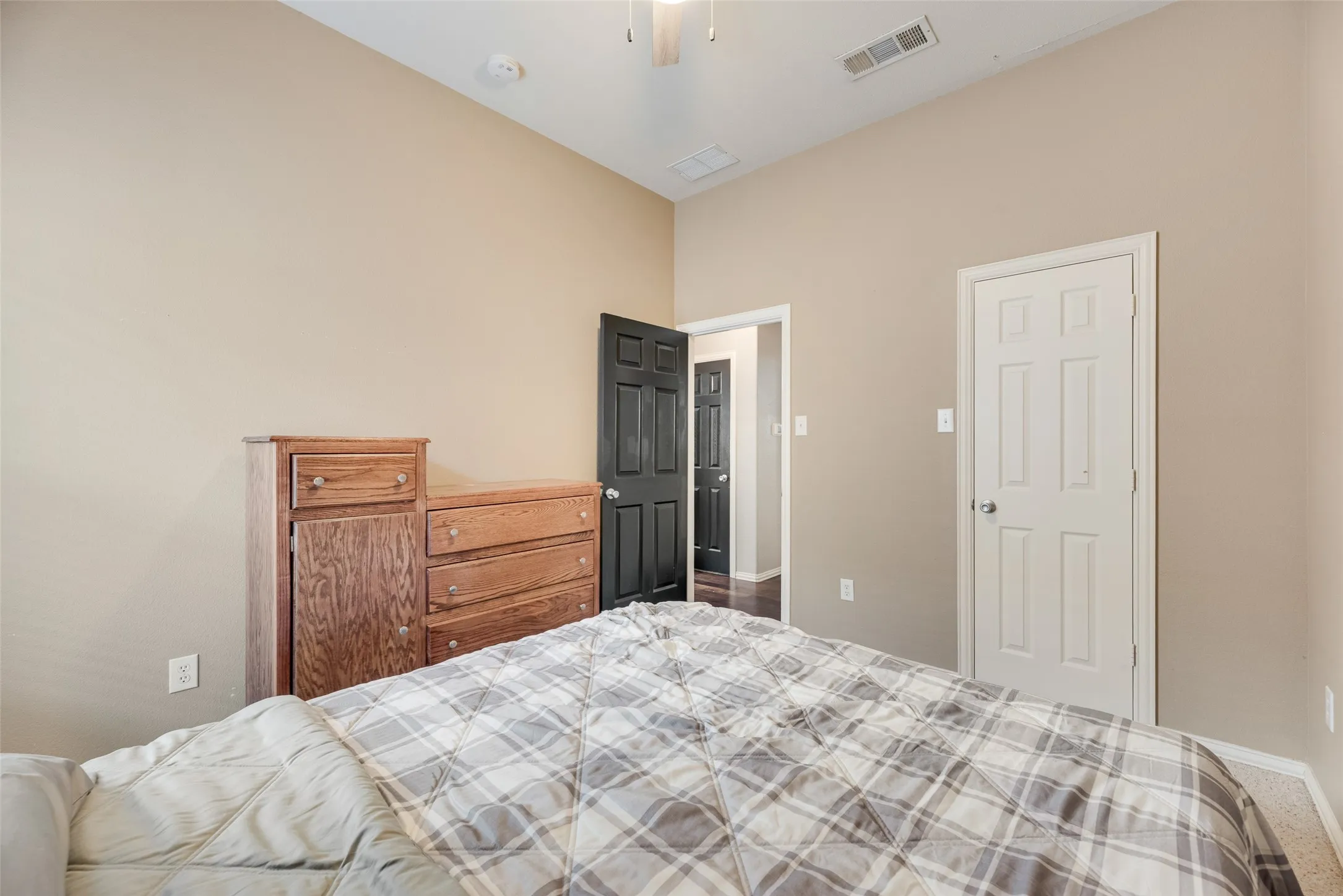 Single Family Residence For Sale in Denton County , 221 Bluefinch Drive, Little Elm, Texas 75068, 4 Bedroom, 2 Bathroom, 2 Garage spaces, 1,988 Sqft, built in 2010, mls#21324420, Real Estate Agent in Little Elm, Homes For Sale in Denton county, Homes For Sale in Little Elm, Realtor in Little Elm Texas, Real Estate Brokerage Independent Realty Texas, Luminita Cordes Realtor
