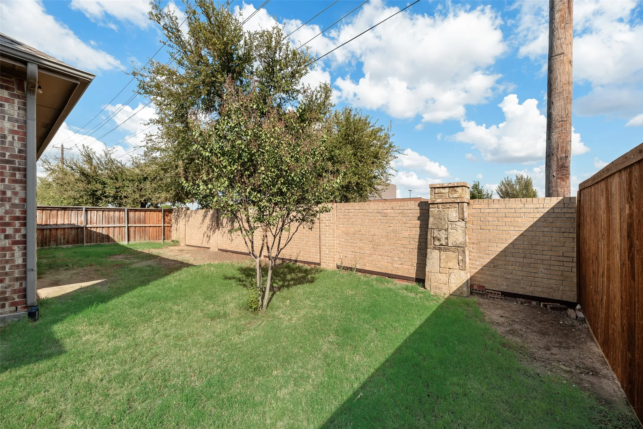 Single Family Residence For Sale in Denton County , 221 Bluefinch Drive, Little Elm, Texas 75068, 4 Bedroom, 2 Bathroom, 2 Garage spaces, 1,988 Sqft, built in 2010, mls#21324420, Real Estate Agent in Little Elm, Homes For Sale in Denton county, Homes For Sale in Little Elm, Realtor in Little Elm Texas, Real Estate Brokerage Independent Realty Texas, Luminita Cordes Realtor