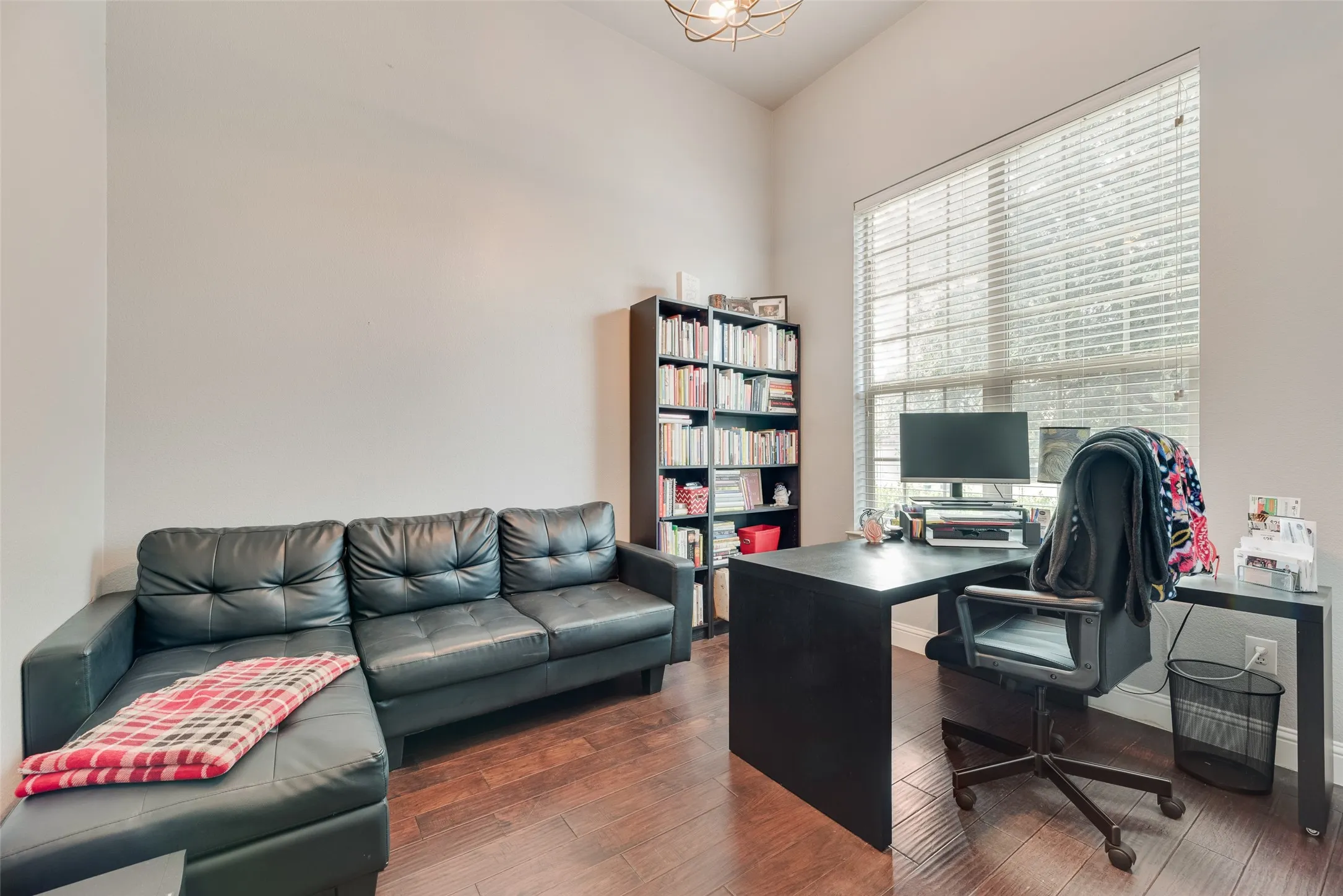 Single Family Residence For Sale in Denton County , 221 Bluefinch Drive, Little Elm, Texas 75068, 4 Bedroom, 2 Bathroom, 2 Garage spaces, 1,988 Sqft, built in 2010, mls#21324420, Real Estate Agent in Little Elm, Homes For Sale in Denton county, Homes For Sale in Little Elm, Realtor in Little Elm Texas, Real Estate Brokerage Independent Realty Texas, Luminita Cordes Realtor