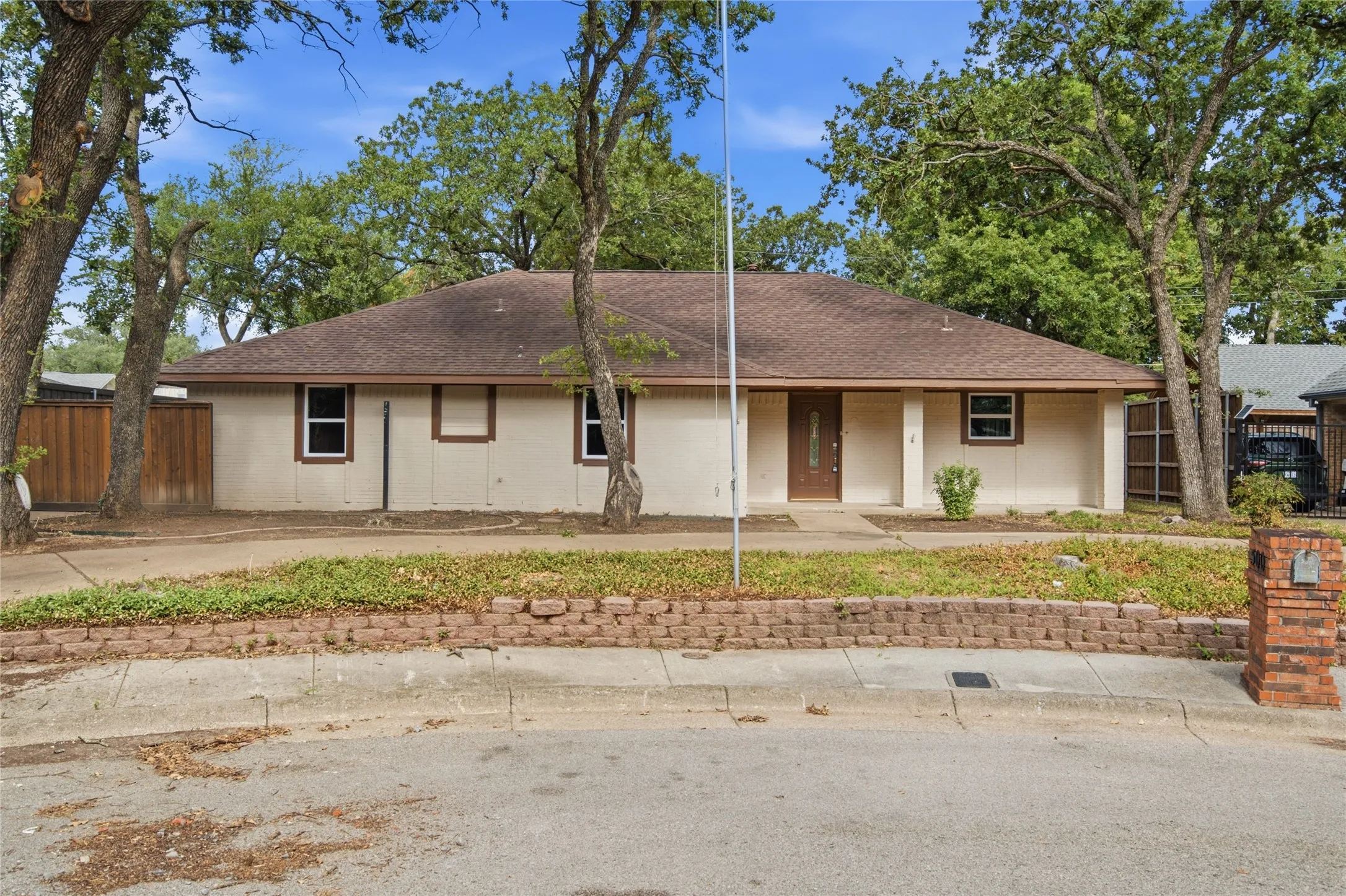 Single Family Residence For Sale in Dallas County , 500 Bent Tree Court, Irving, Texas 75061, 3 Bedrooms, 2 Bathrooms, 2 Garage spaces, 1,795 Sqft, built in 1978, Price $410,000, mls#21322486, Real Estate Agent in Irving, Homes For Sale in Dallas county, Homes For Sale in Irving, Realtor in Irving Texas, Real Estate Brokerage Independent Realty Texas, Luminita Cordes Realtor